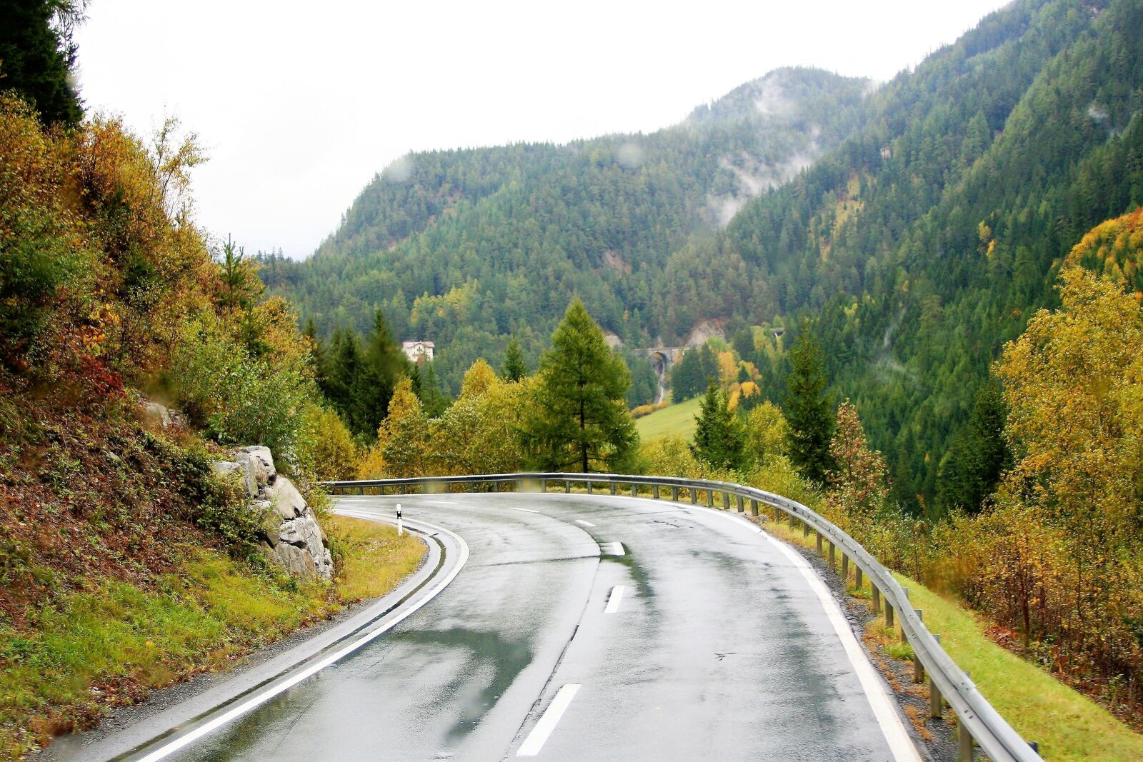 Canon EOS 400D (EOS Digital Rebel XTi / EOS Kiss Digital X) sample photo. Fall mountains, travel, highway photography