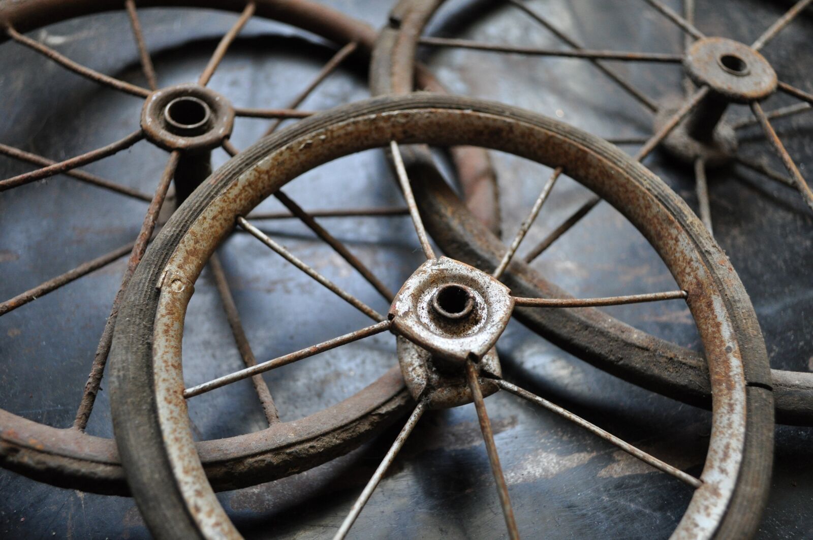 Nikon D5000 sample photo. Antique, vintage, wheel photography