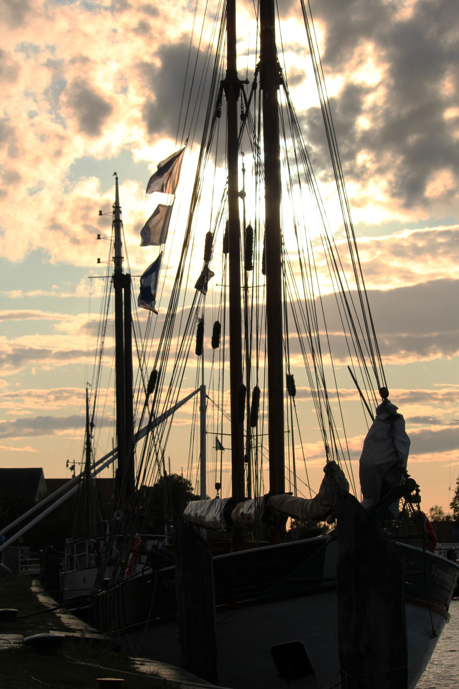 Canon EF-S 55-250mm F4-5.6 IS STM sample photo. Backlighting, sailing vessel, harbour photography
