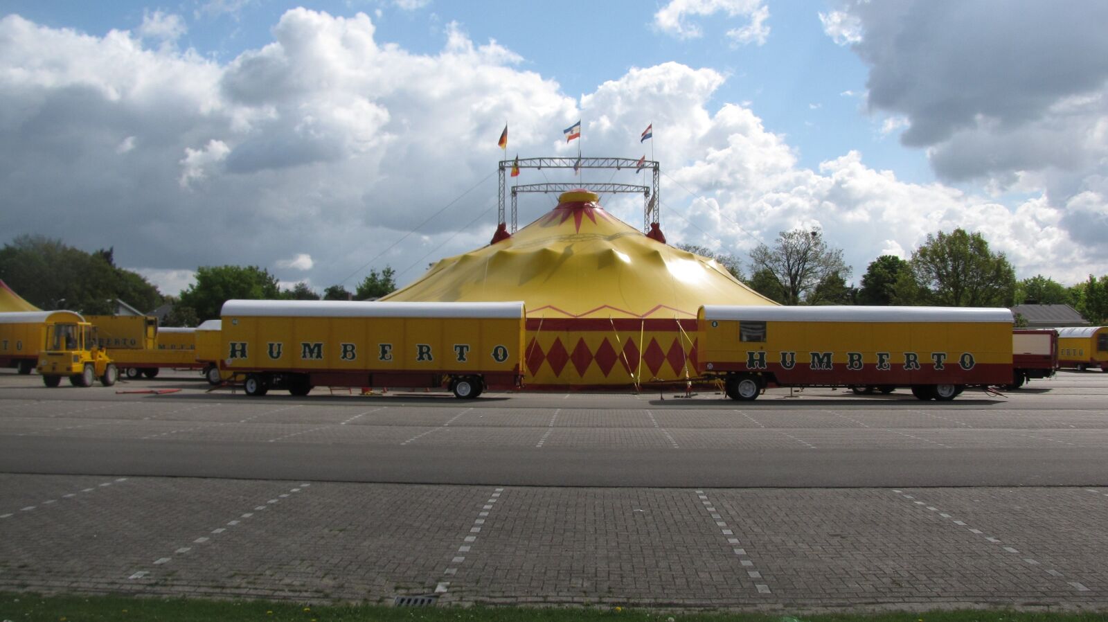 Canon PowerShot SX10 IS sample photo. Circus, circus cars, circus photography