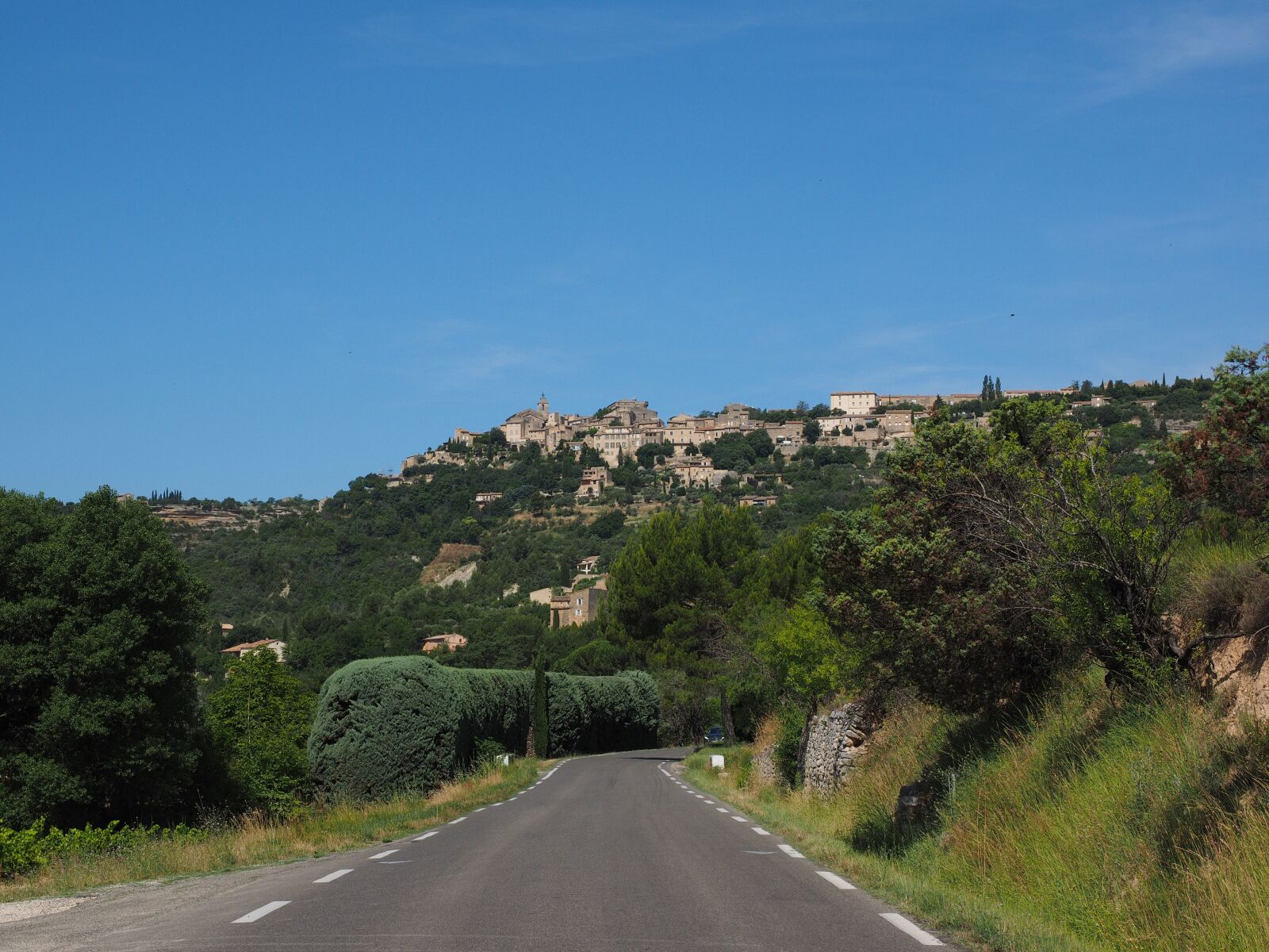 Olympus OM-D E-M1 + Olympus M.Zuiko Digital ED 12-40mm F2.8 Pro sample photo. Road, reach, gordes photography