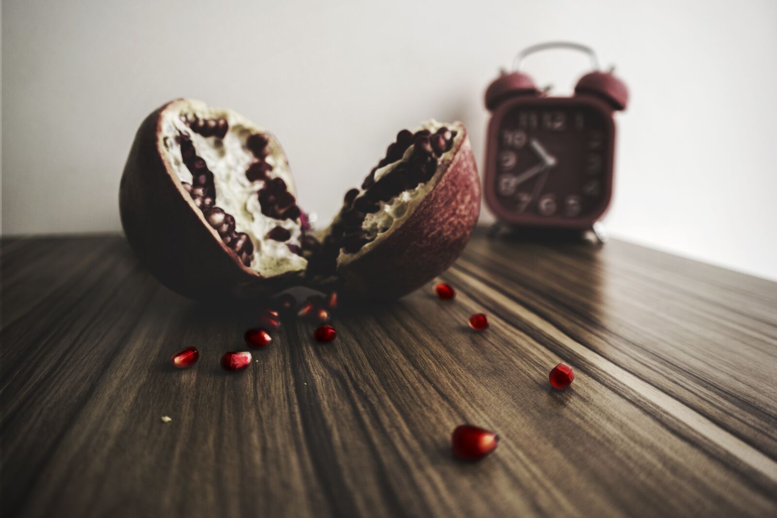 Samsung NX2000 + Samsung NX 18-55mm F3.5-5.6 OIS sample photo. Wooden, table, pomegranate photography
