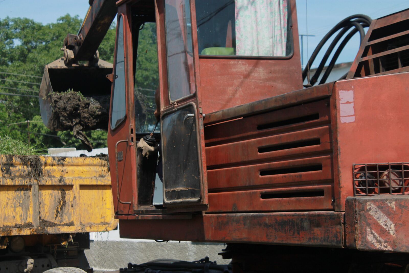 Canon EOS 1100D (EOS Rebel T3 / EOS Kiss X50) sample photo. Truck, yellow, excavation photography