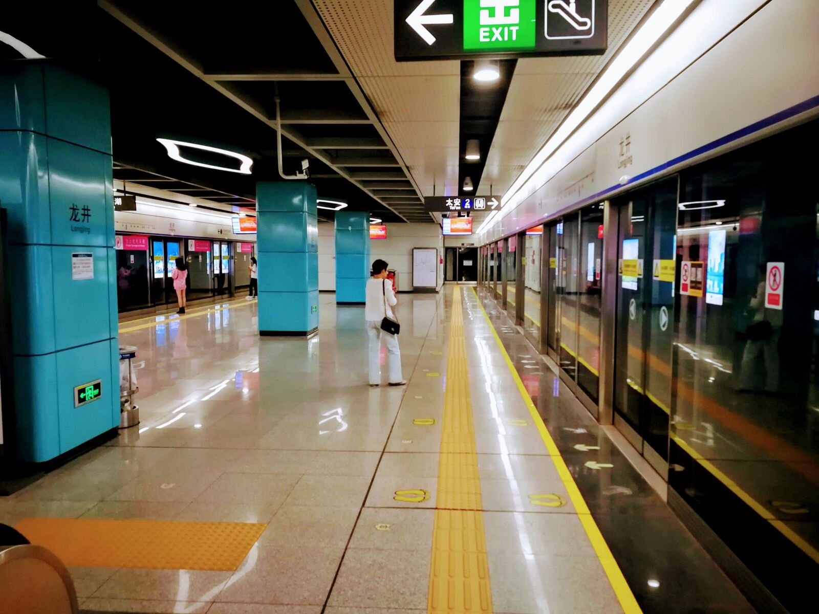 HUAWEI P10 sample photo. Metro, hong kong, train photography