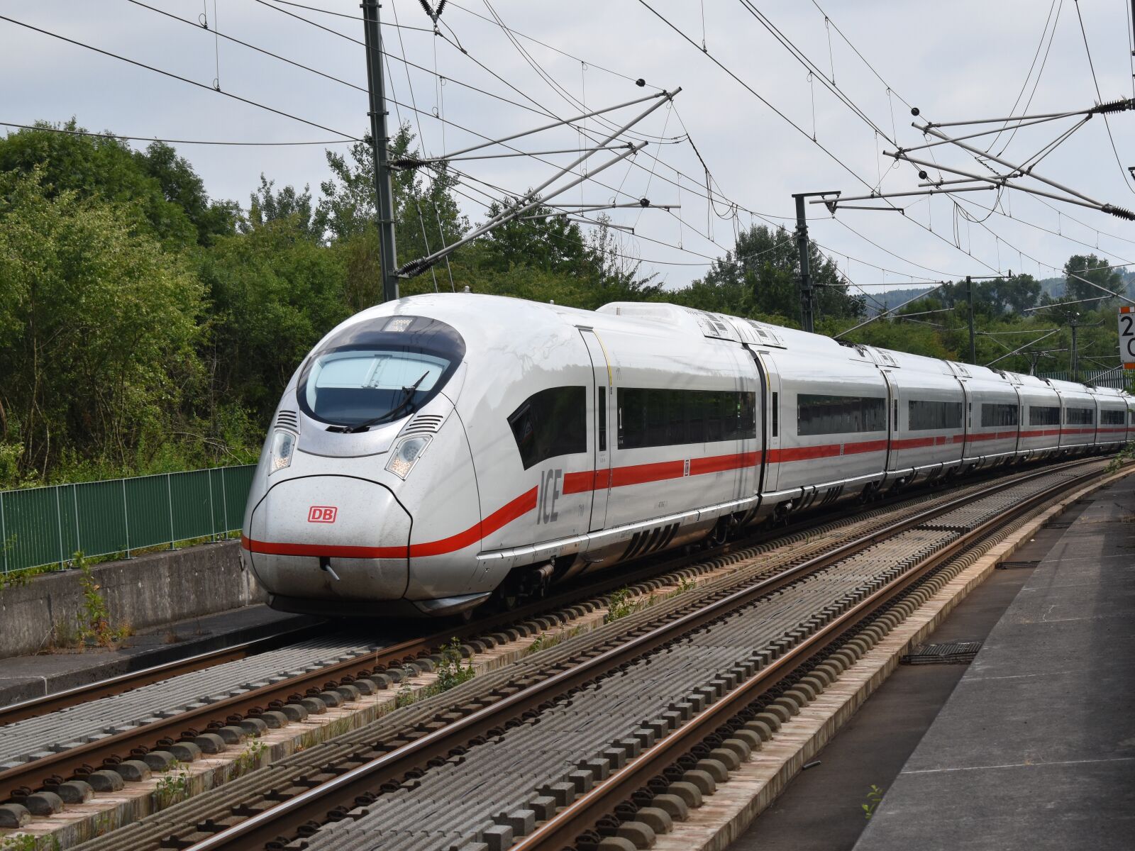 Nikon D3500 sample photo. Train, ice, bahn photography