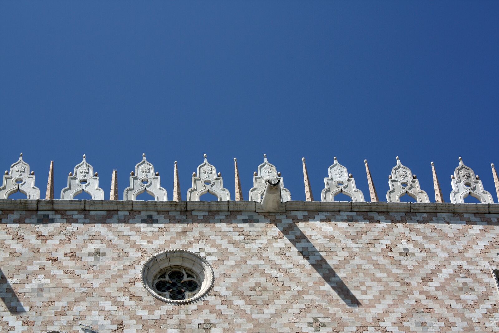 Canon EOS 450D (EOS Rebel XSi / EOS Kiss X2) sample photo. Doge's palace, venice, cornice photography