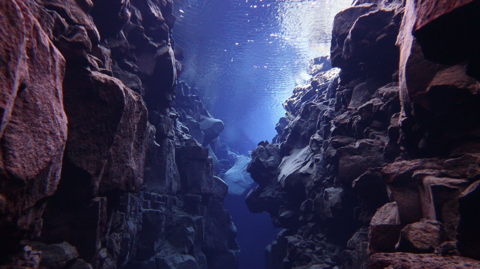 Canon PowerShot G7 X Mark II sample photo. Silfra, column, diving photography