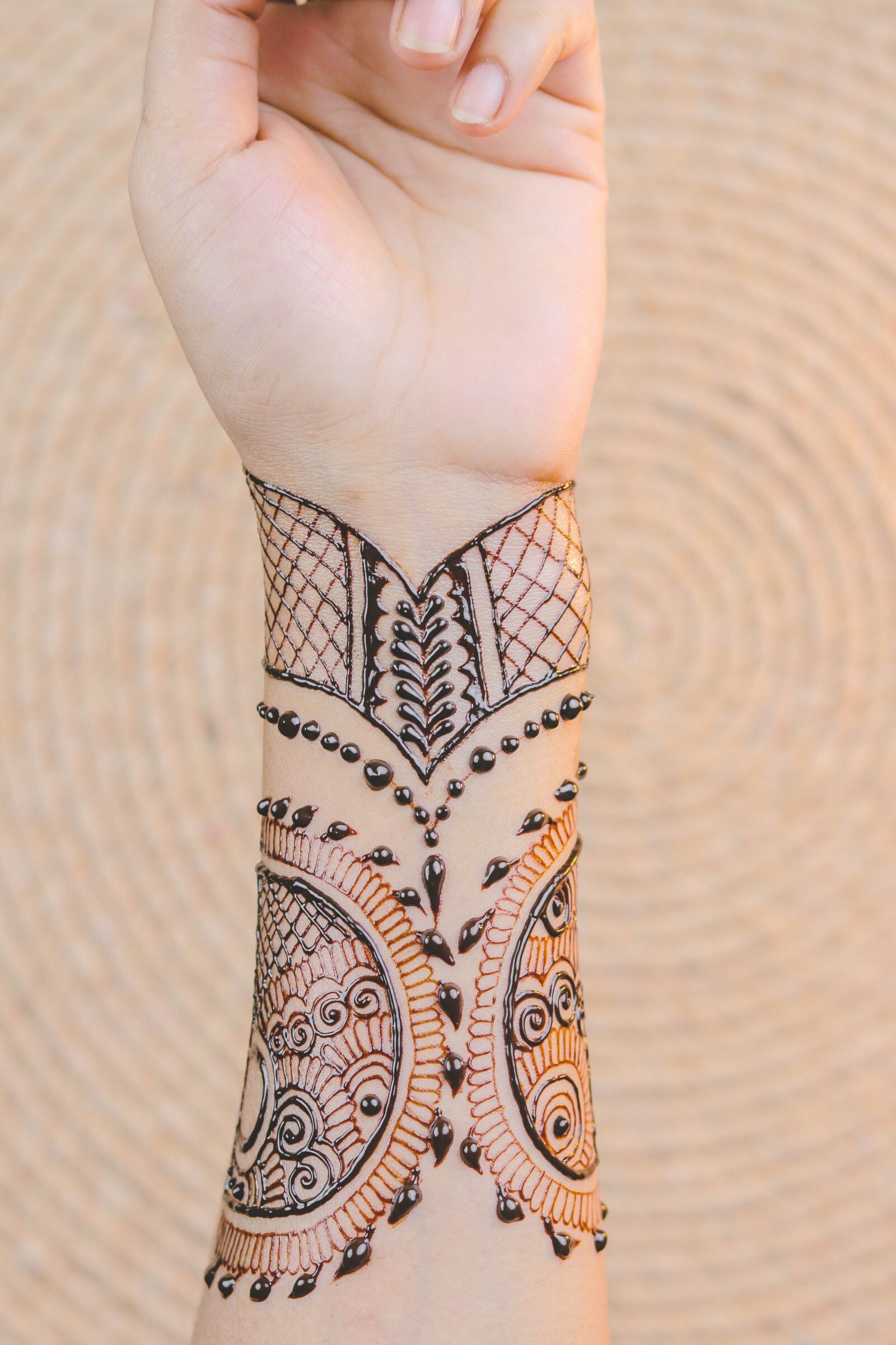 Canon EOS 80D + Canon EF 50mm F1.8 STM sample photo. Henna, hands, mehendi photography