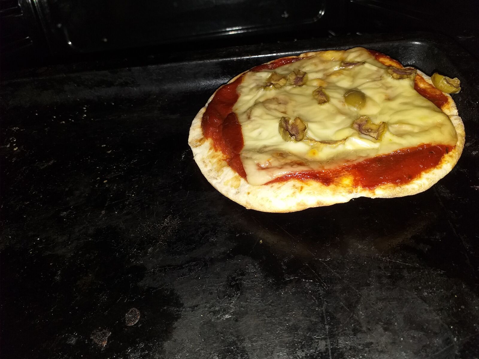 Samsung Galaxy J4+ sample photo. Pizza, olive, oven photography