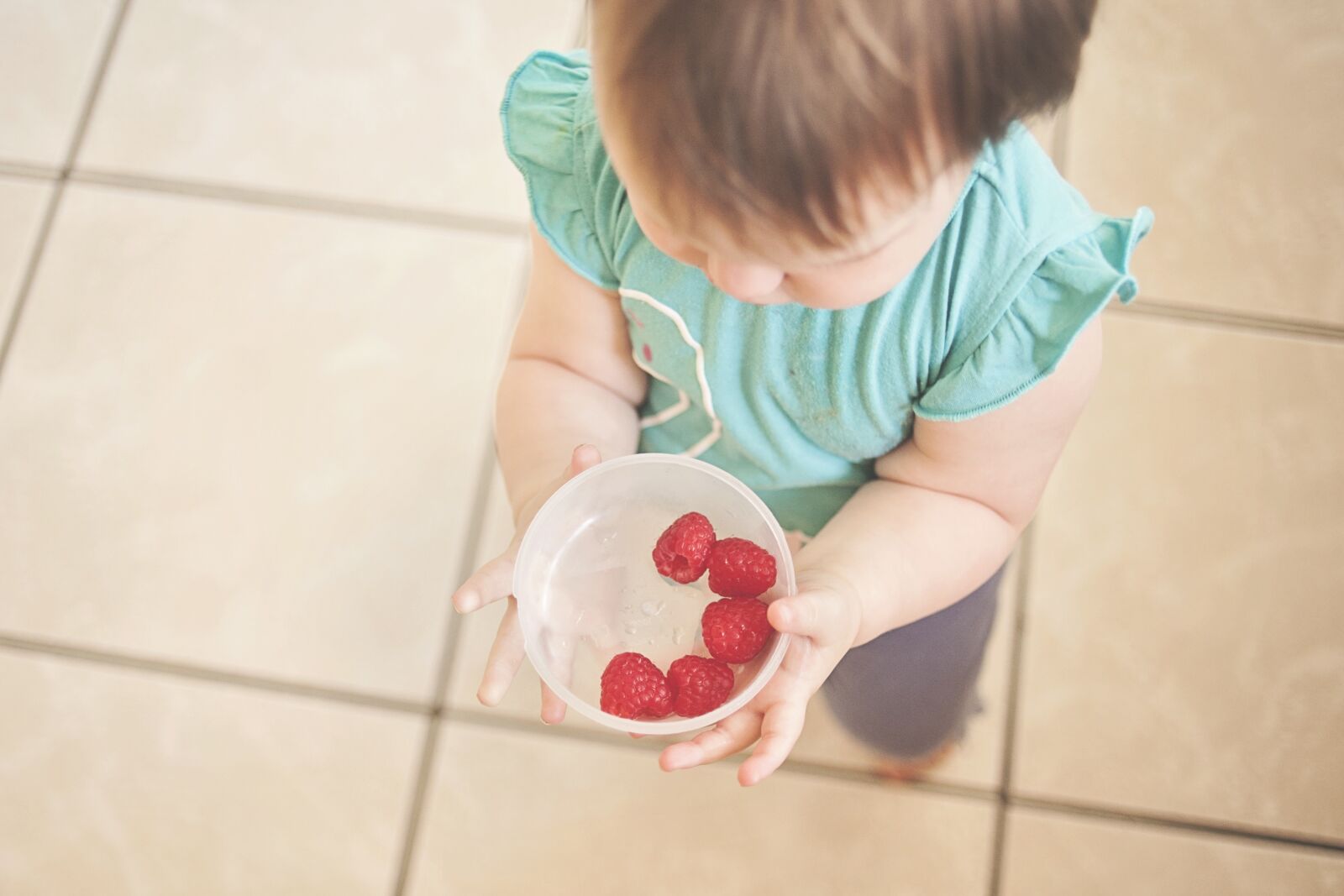 Nikon D700 sample photo. Toddler, raspberries, holding photography