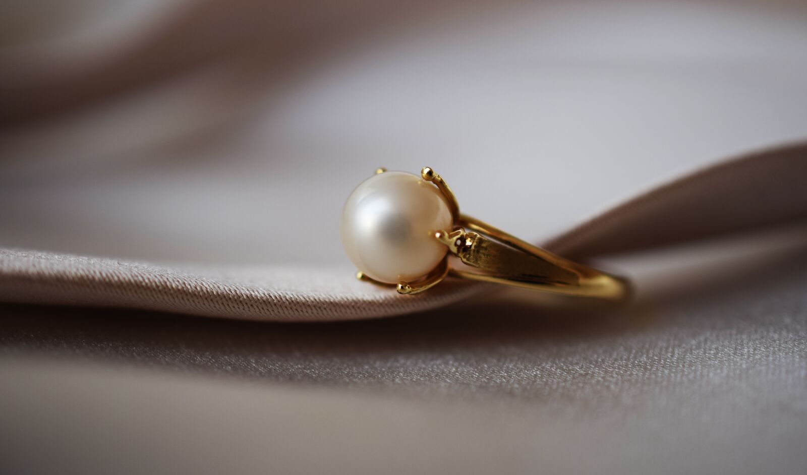 Nikon D5300 sample photo. Ring, pearl, gold photography
