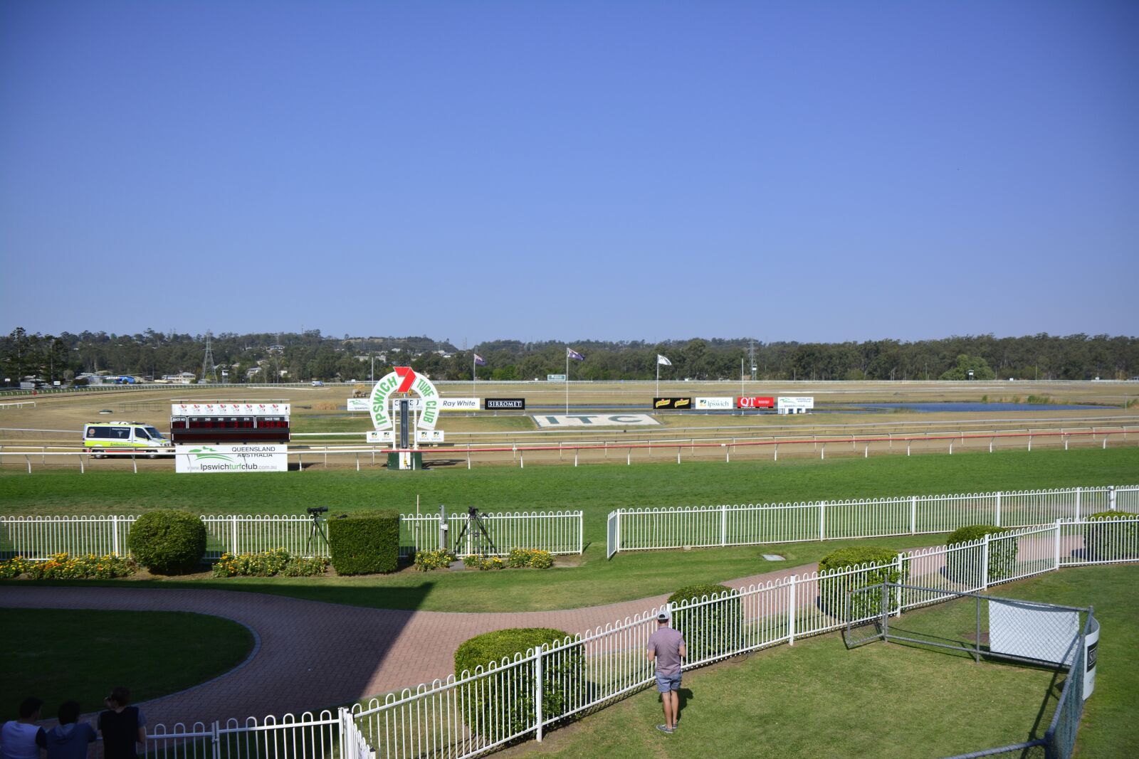 Nikon D5200 sample photo. Horseracing, turf, horse photography