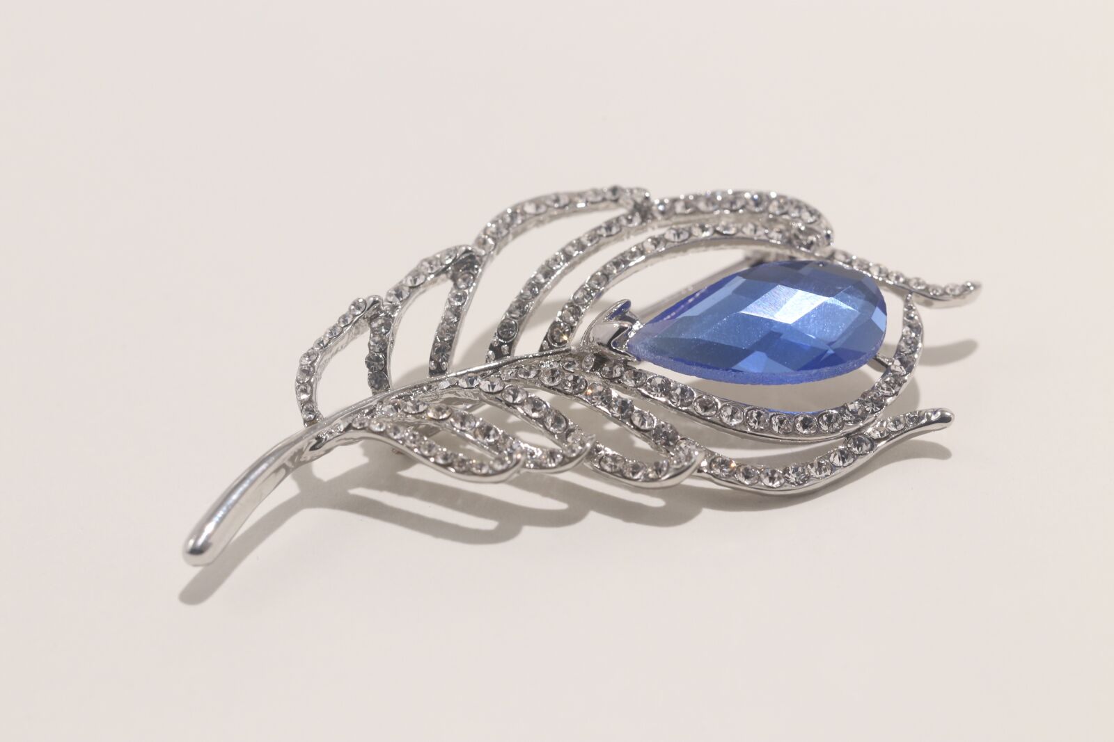 Canon EF 100mm F2.8L Macro IS USM sample photo. Jewelry, brooch, feather photography