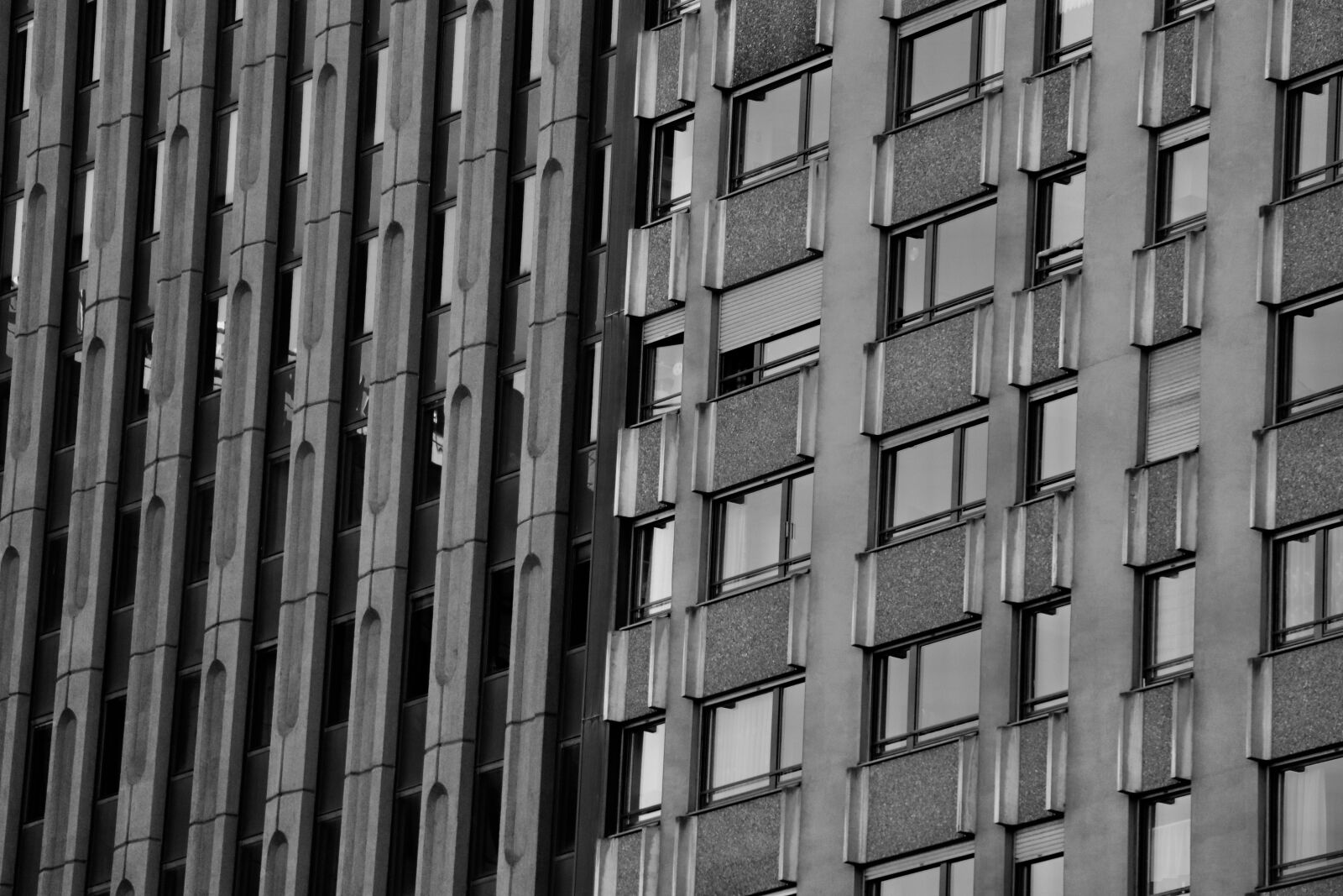 Canon EOS 800D (EOS Rebel T7i / EOS Kiss X9i) sample photo. Building, window, architecture photography