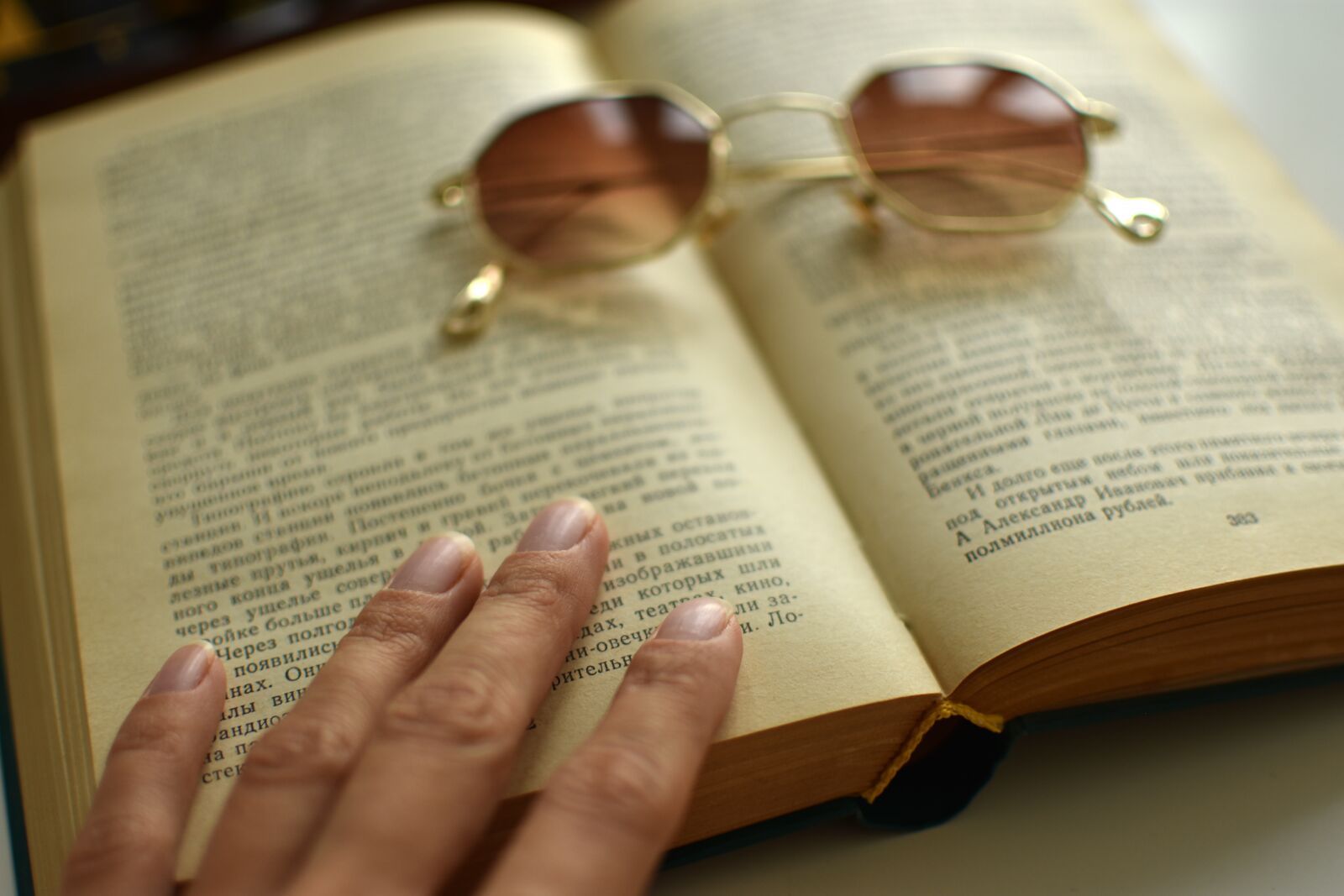 Nikon D3400 sample photo. Fingers, book, sunglasses photography