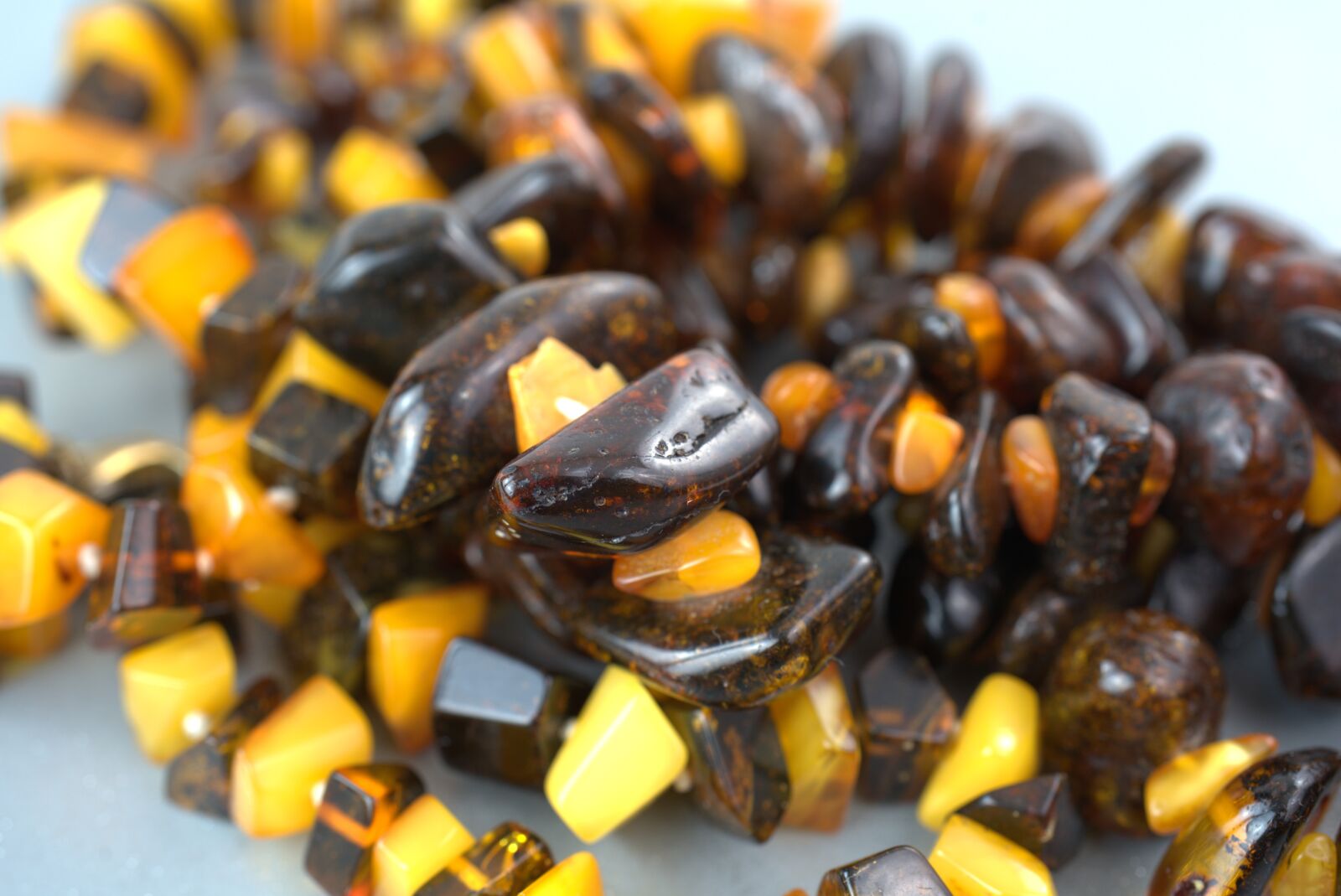 Sony FE 50mm F2.8 Macro sample photo. Bernstein, chain, jewellery photography