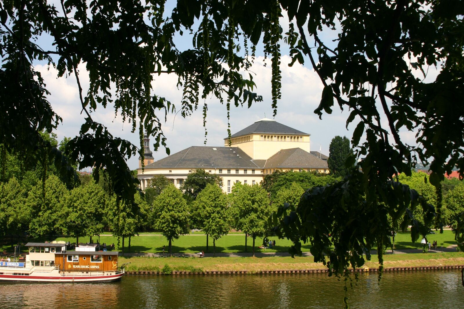 Canon EOS 300D (EOS Digital Rebel / EOS Kiss Digital) sample photo. Saarbrücken, staden, theater photography