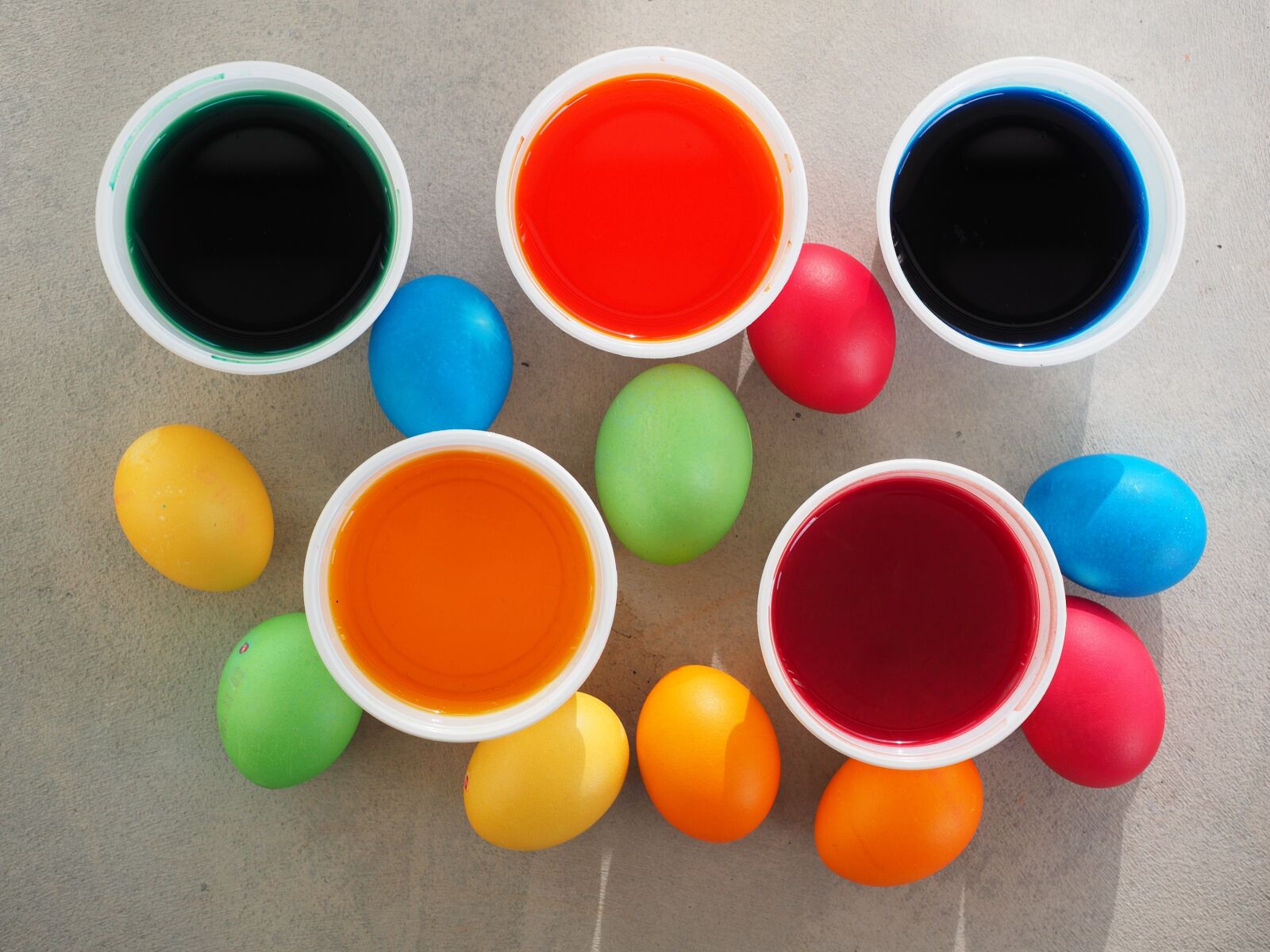 Olympus OM-D E-M1 + Olympus M.Zuiko Digital ED 12-40mm F2.8 Pro sample photo. Easter eggs colors, color photography