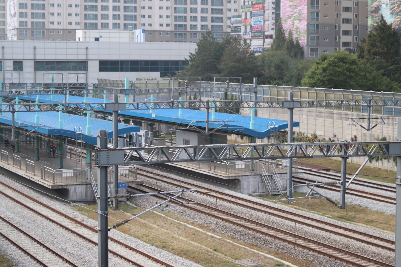Canon EOS 200D (EOS Rebel SL2 / EOS Kiss X9) + Canon EF 50mm F1.8 STM sample photo. Train, train station, the photography