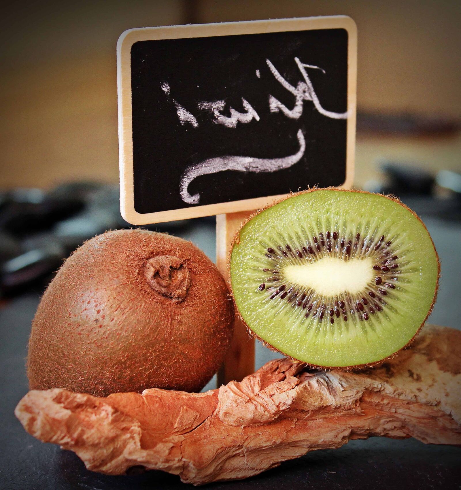 Canon EOS 550D (EOS Rebel T2i / EOS Kiss X4) sample photo. Food, organic fruit, kiwi photography