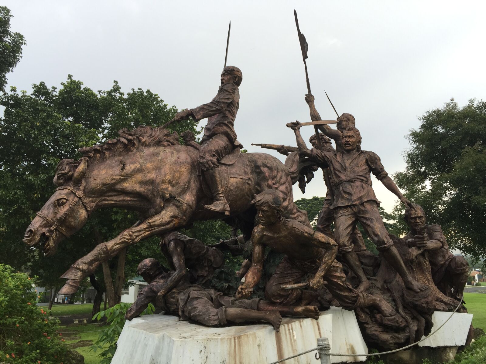 Apple iPhone 6 sample photo. Sculpture, hero, heroism photography