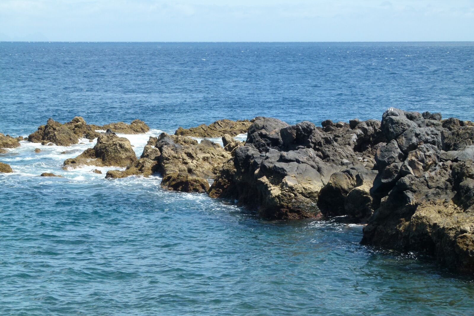 Panasonic Lumix DMC-FZ100 sample photo. Cliffs, sea, rock photography