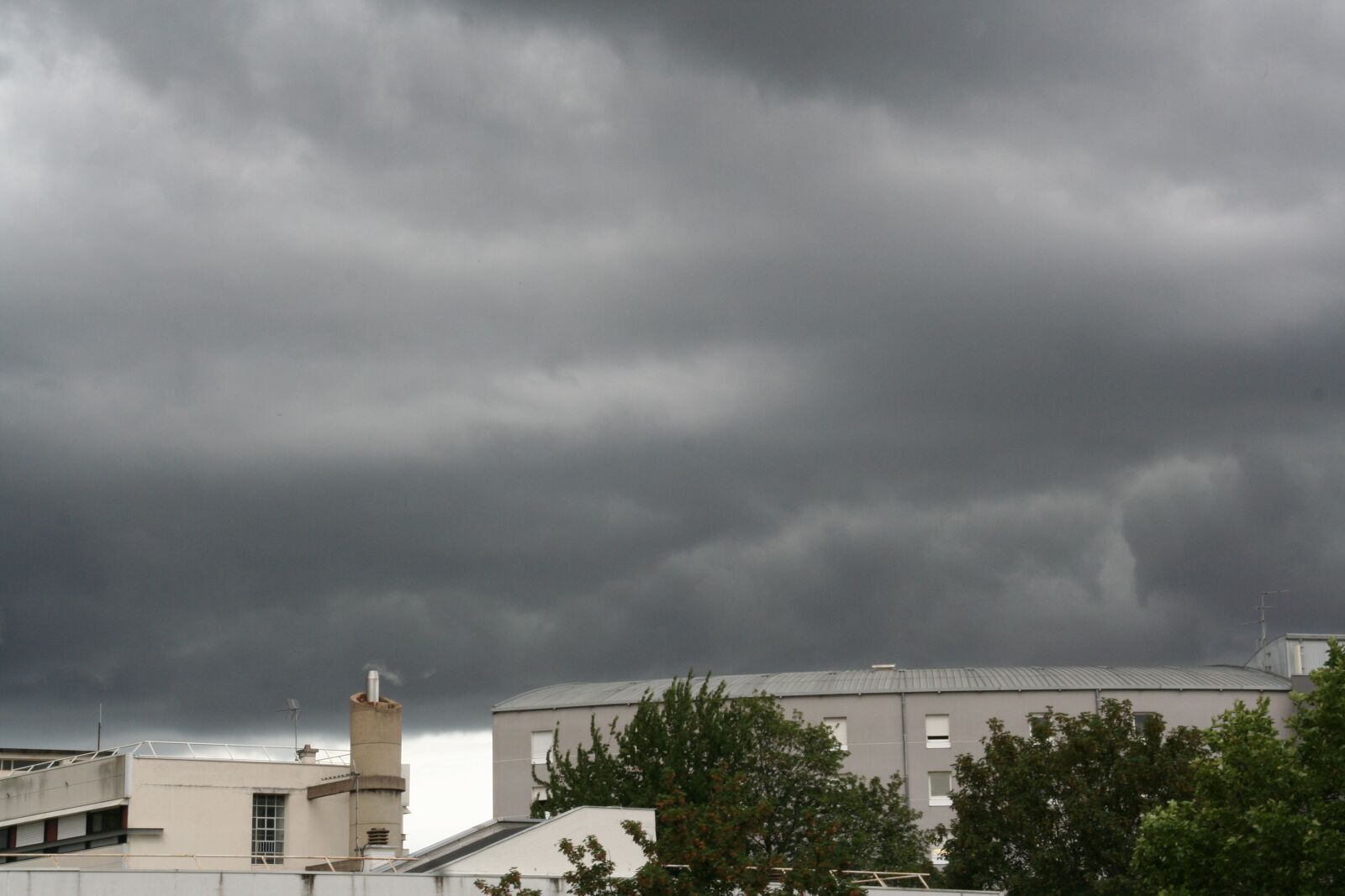 Canon EOS 350D (EOS Digital Rebel XT / EOS Kiss Digital N) sample photo. Sky, storm, clouds photography
