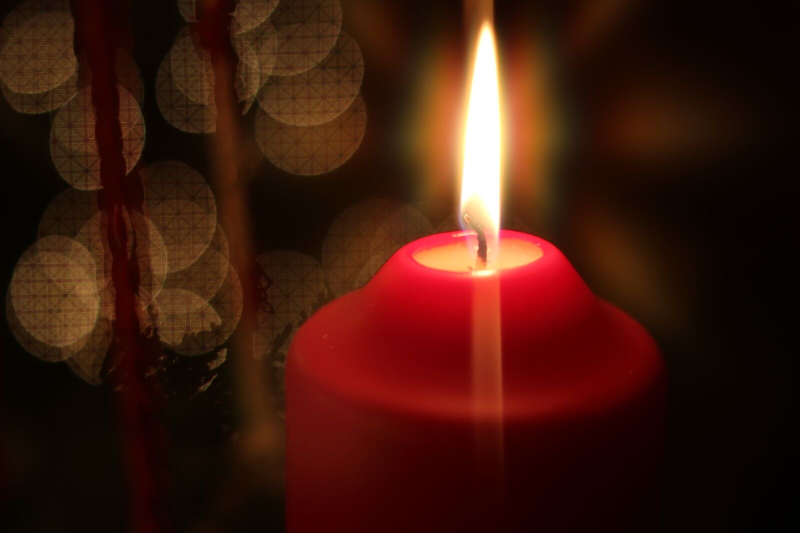 Canon EOS 70D + Canon EF 50mm F1.8 II sample photo. Xmas, candle, red photography