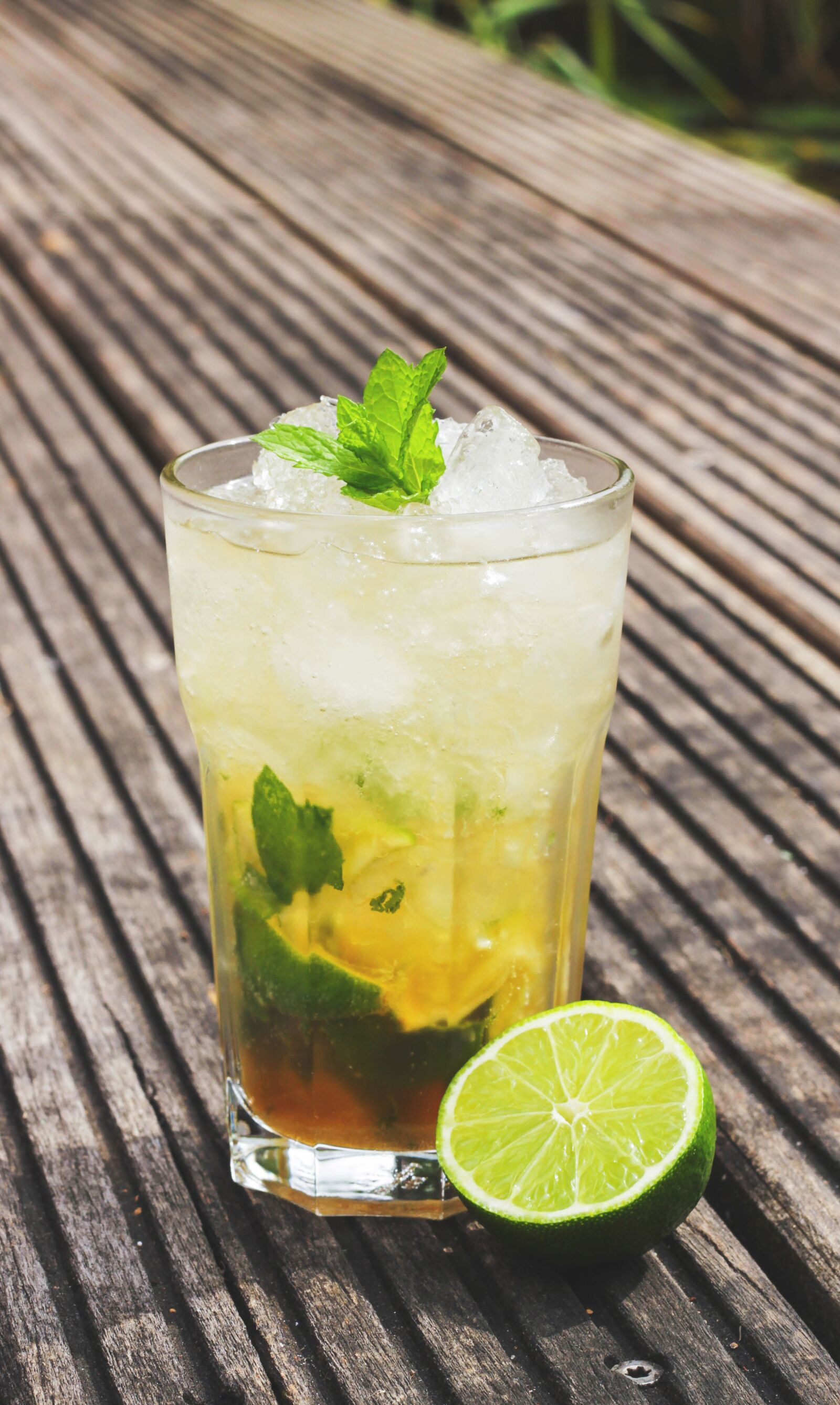 Canon EOS 550D (EOS Rebel T2i / EOS Kiss X4) + Canon EF 50mm F1.8 II sample photo. Mojito, cocktail, lime photography