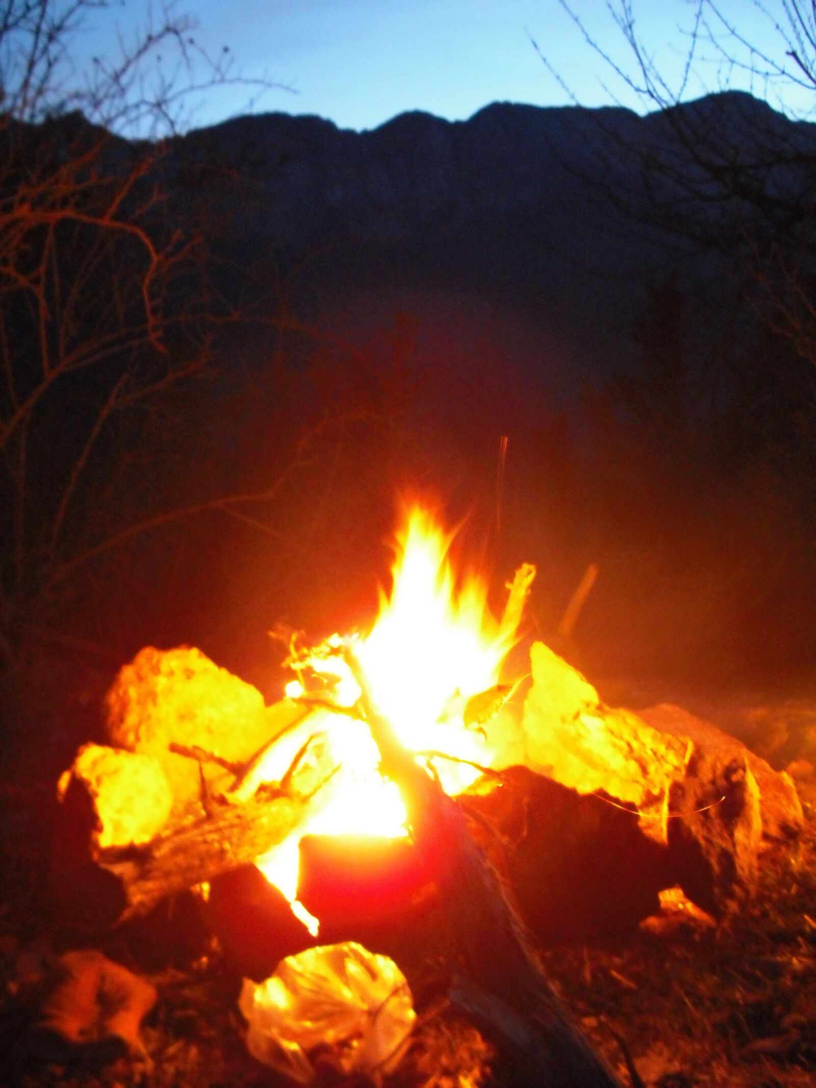 Fujifilm FinePix J10 sample photo. Fire, bonfire, night photography