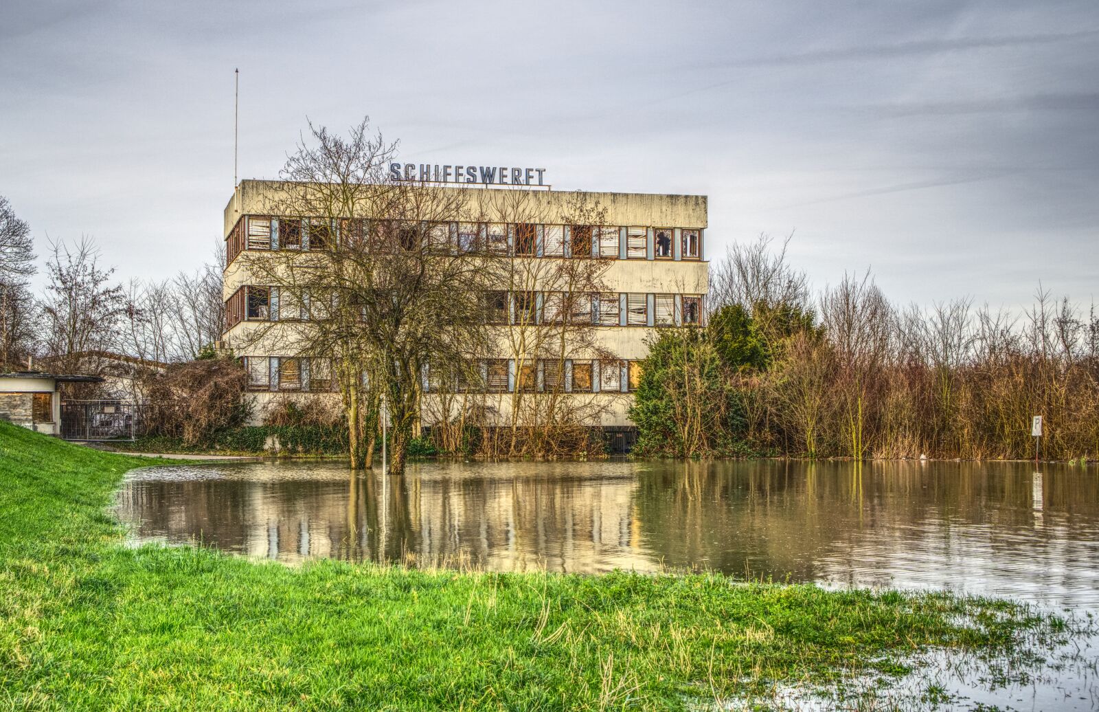 Sony a6000 + Sony E 35mm F1.8 OSS sample photo. High water, flooding, river photography