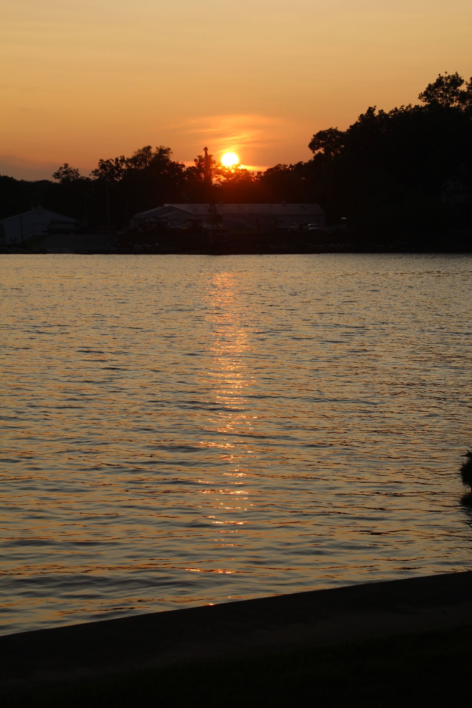 Canon EOS 1300D (EOS Rebel T6 / EOS Kiss X80) sample photo. Lake, beach, sunset photography