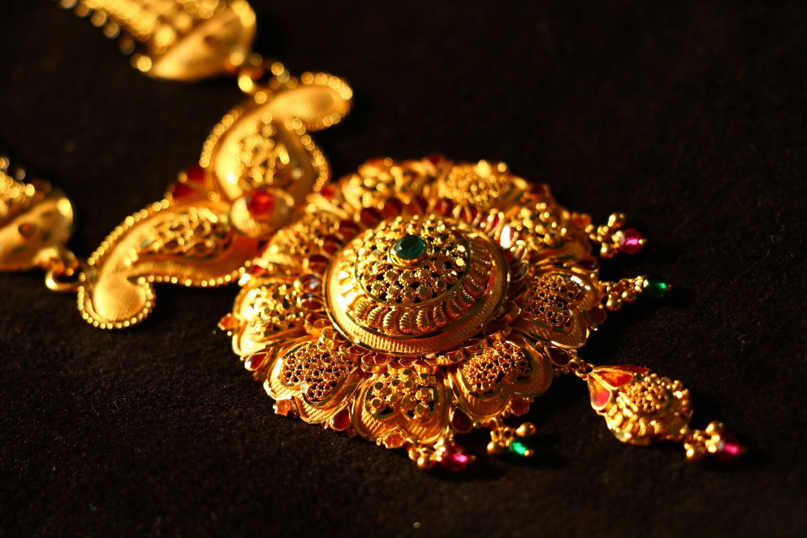 Canon EOS 760D (EOS Rebel T6s / EOS 8000D) sample photo. Decoration, luxury, gold photography