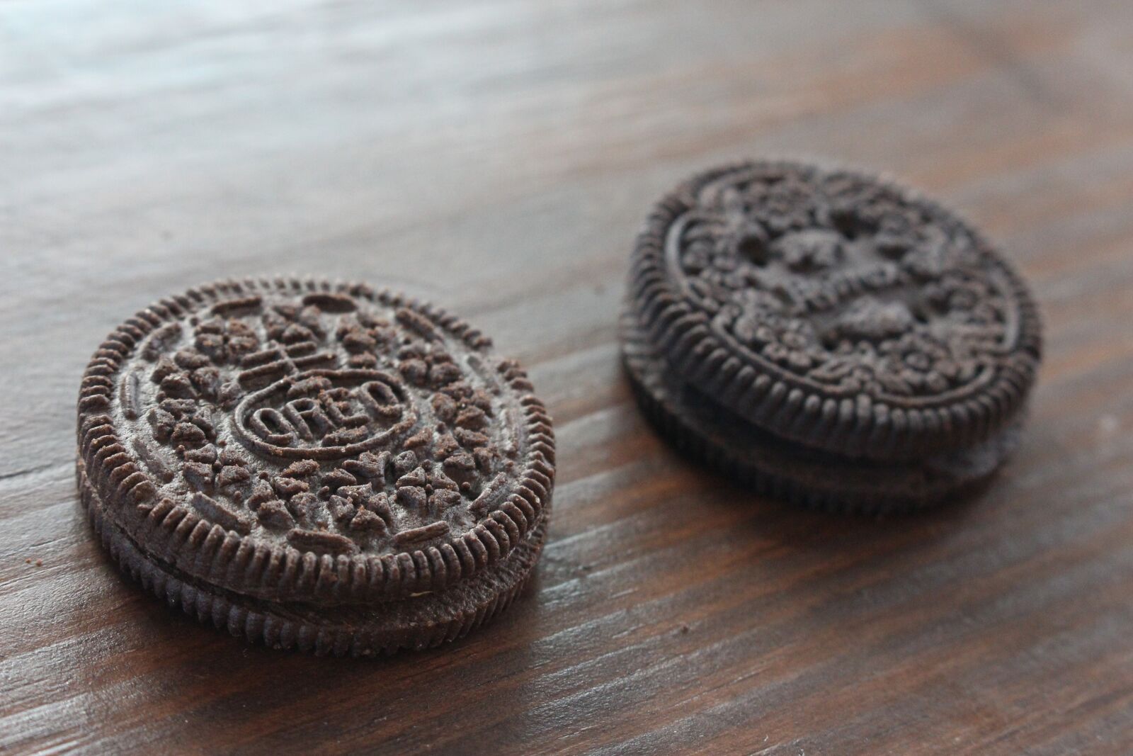 Canon EOS 700D (EOS Rebel T5i / EOS Kiss X7i) sample photo. Sandwich cookie, oreo versus photography