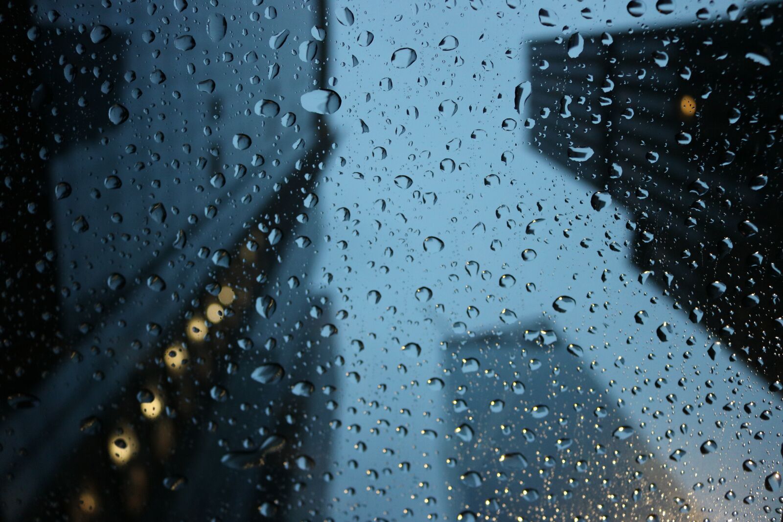 Canon EOS 750D (EOS Rebel T6i / EOS Kiss X8i) sample photo. Rain, raindrops, city photography