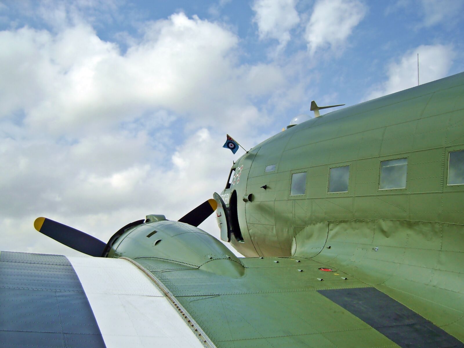 Samsung Digimax S830 / Kenox S830 sample photo. Airplane, aircraft, plane photography