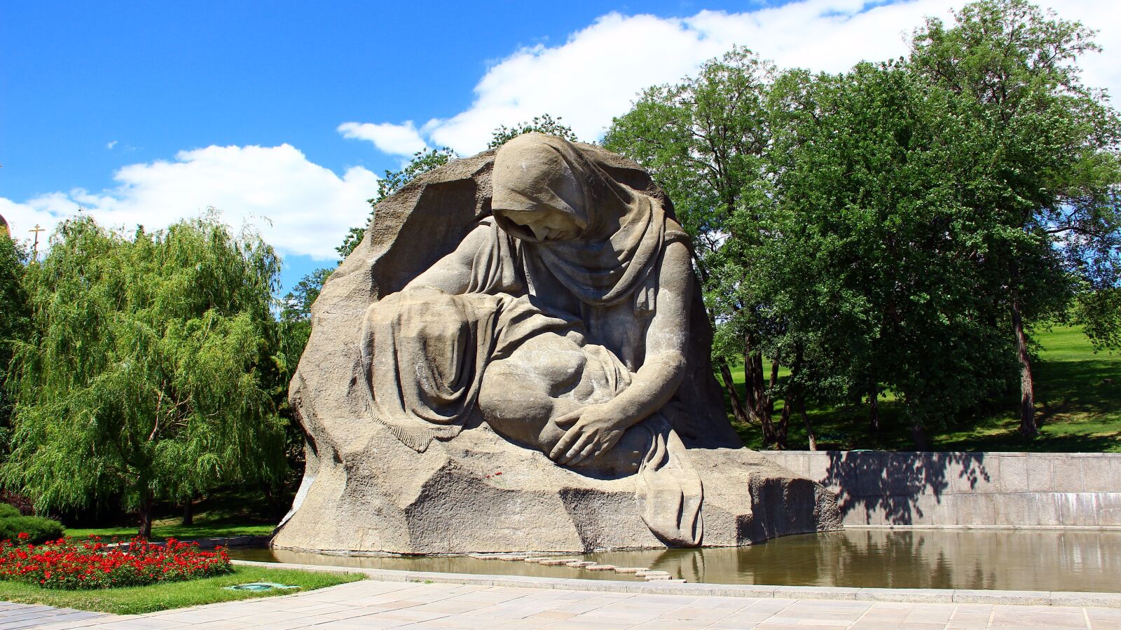 Canon EOS 600D (Rebel EOS T3i / EOS Kiss X5) sample photo. A grieving mother, volgograd photography