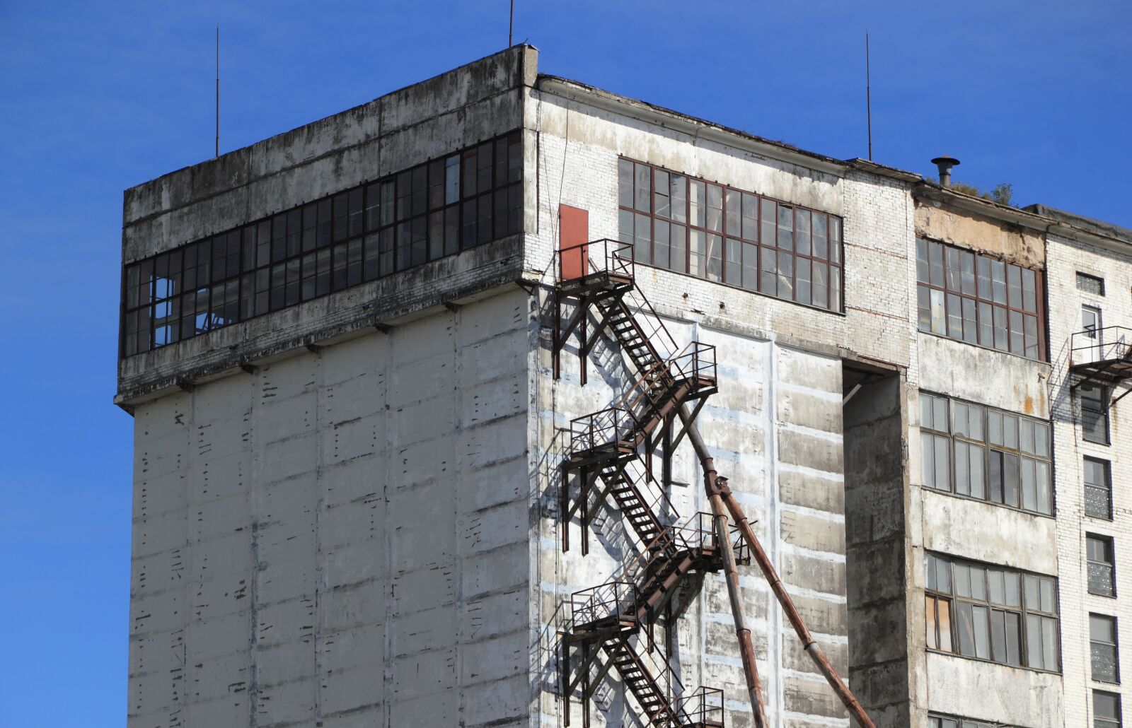 Canon EOS 550D (EOS Rebel T2i / EOS Kiss X4) sample photo. Lithuania, factory, building photography