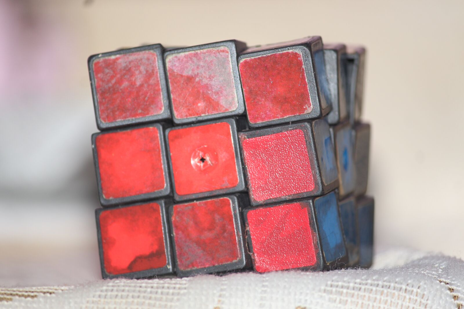 Canon EOS 700D (EOS Rebel T5i / EOS Kiss X7i) sample photo. Cube, rubiks cube, red photography