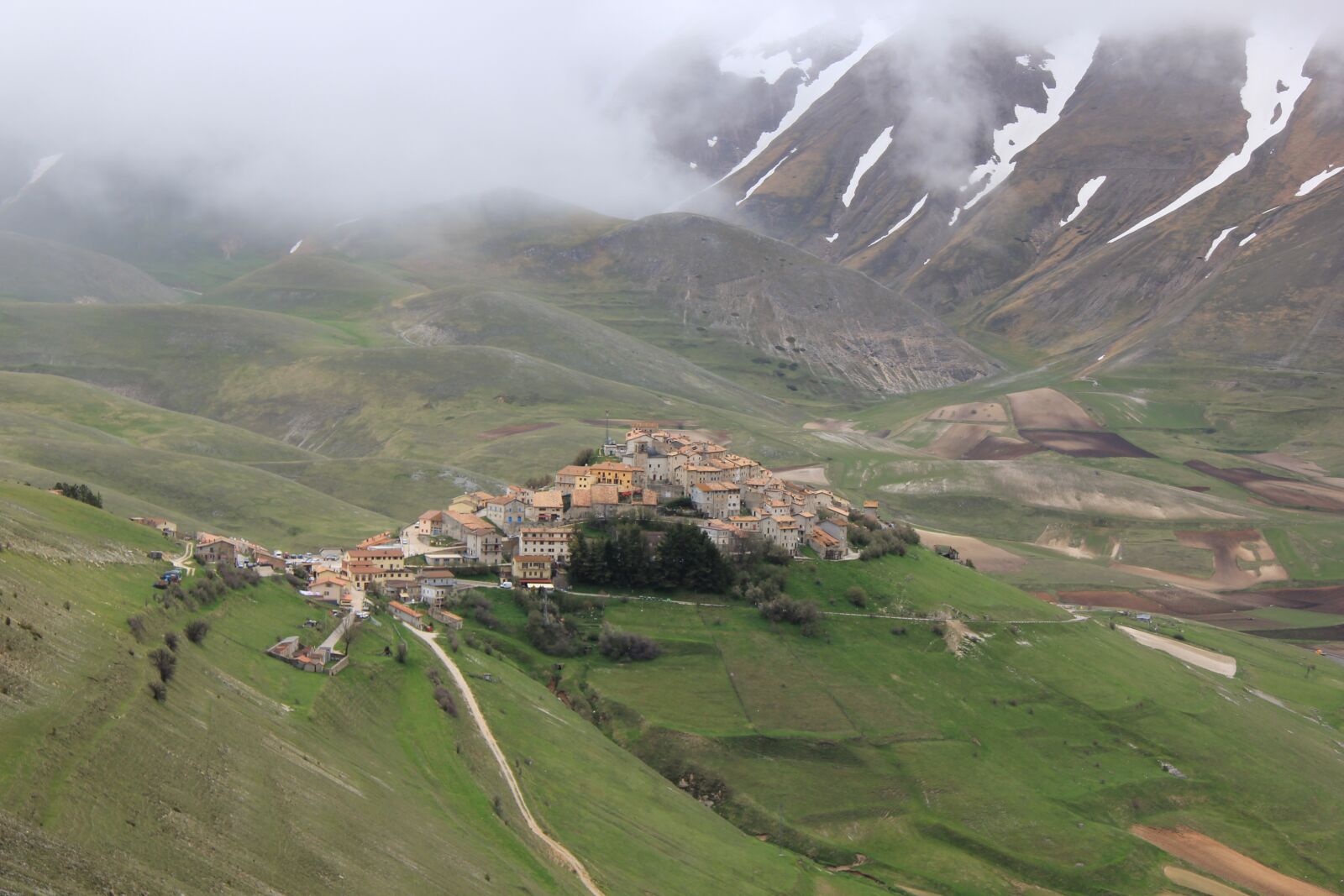 Canon EOS 550D (EOS Rebel T2i / EOS Kiss X4) sample photo. Castelluccio, hill, mountain photography