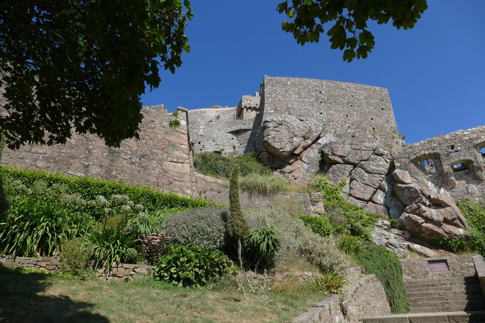 Panasonic Lumix DMC-FZ1000 sample photo. Jersey, castle, orgueil photography