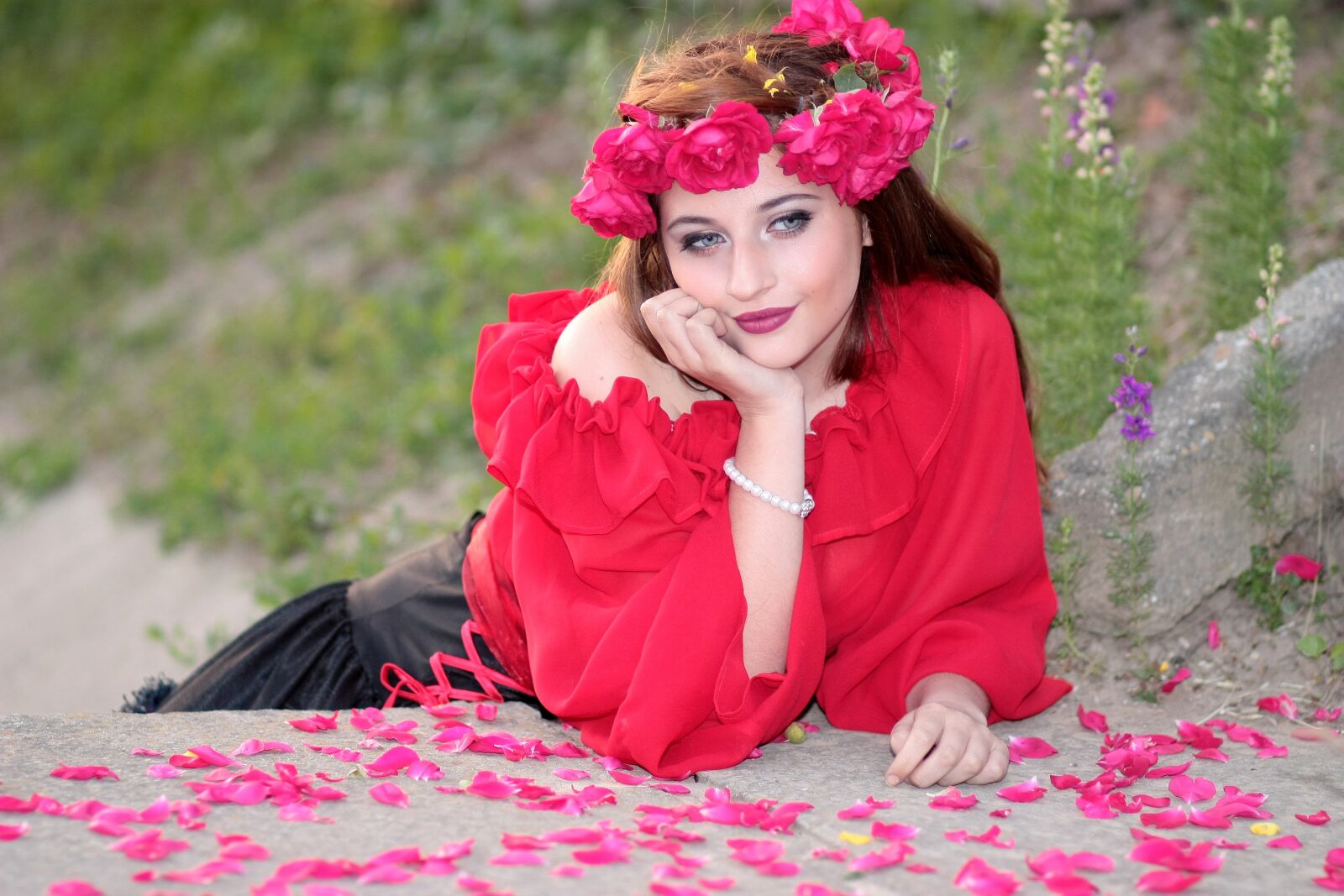 Canon EOS 450D (EOS Rebel XSi / EOS Kiss X2) sample photo. Girl, flowers, wreath photography