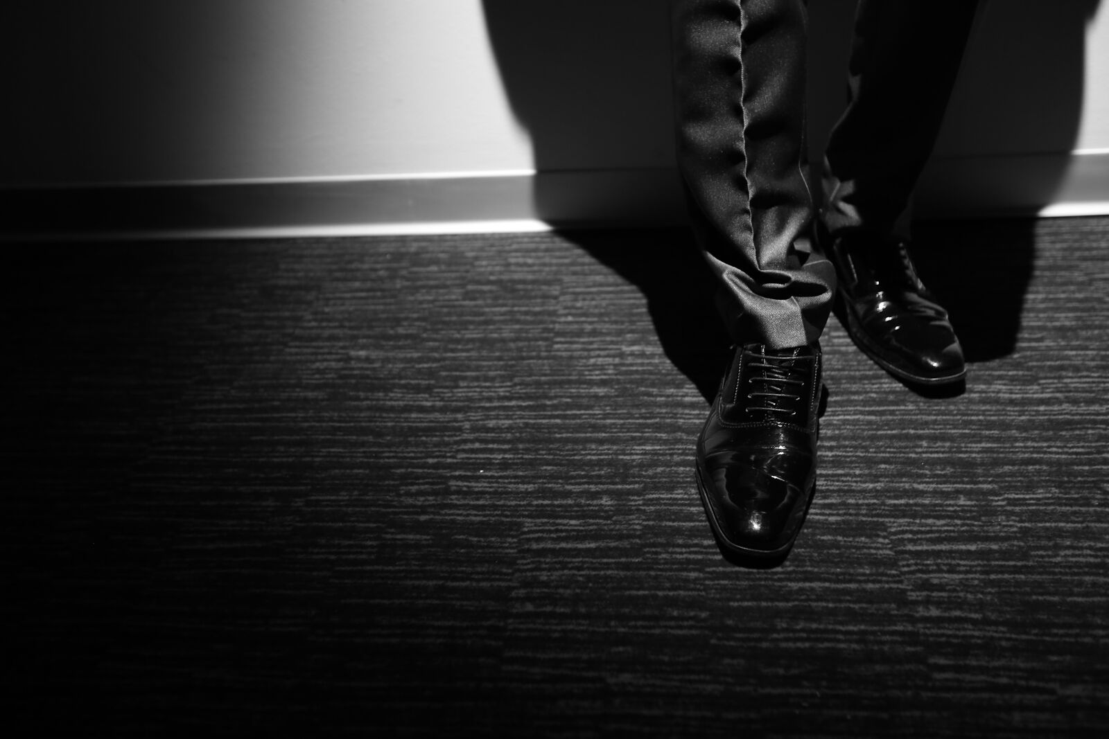 Canon EF 16-35mm F2.8L II USM sample photo. Shoes, man, shining, standing photography