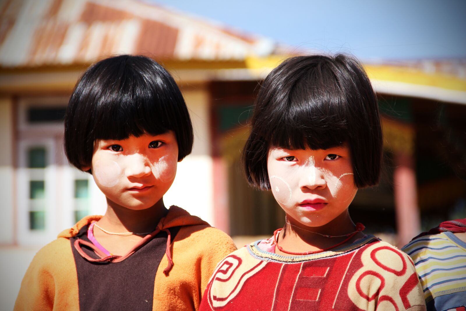 Canon EF-S 18-135mm F3.5-5.6 IS sample photo. Children, cheek painting, curiosity photography