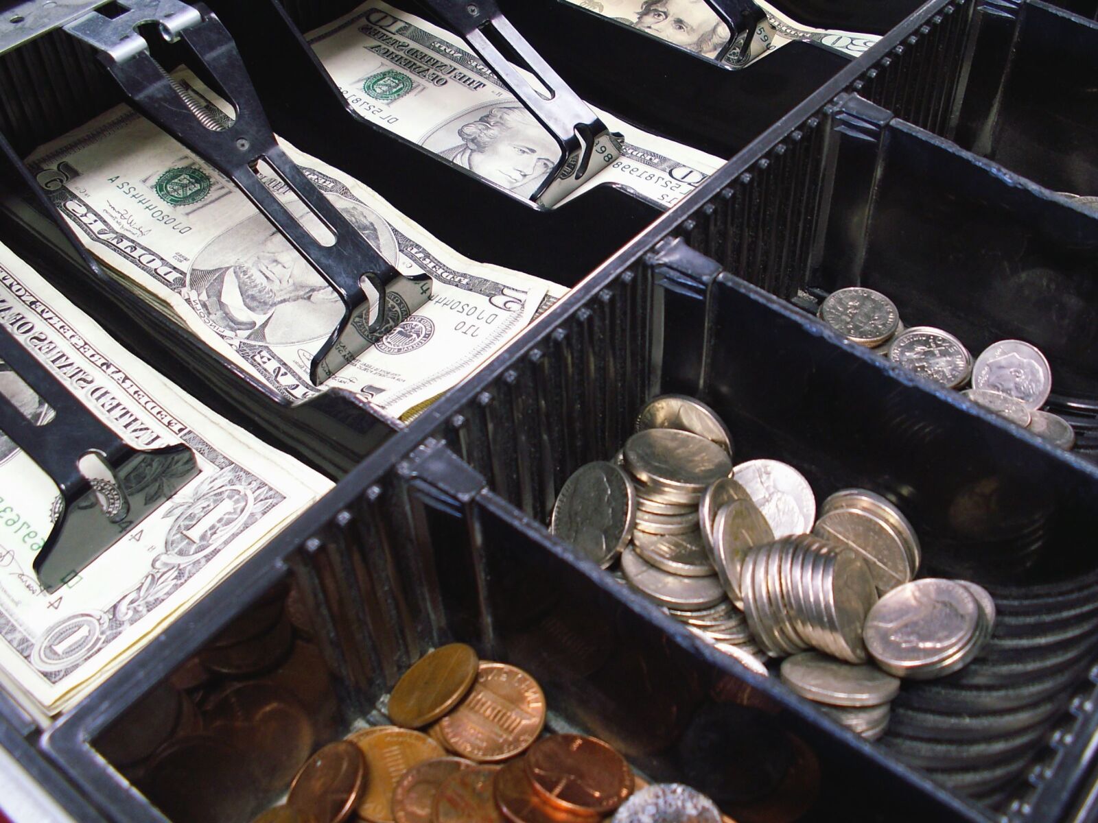 KONICA MINOLTA DiMAGE Z5 sample photo. Money, paper, metal, store photography