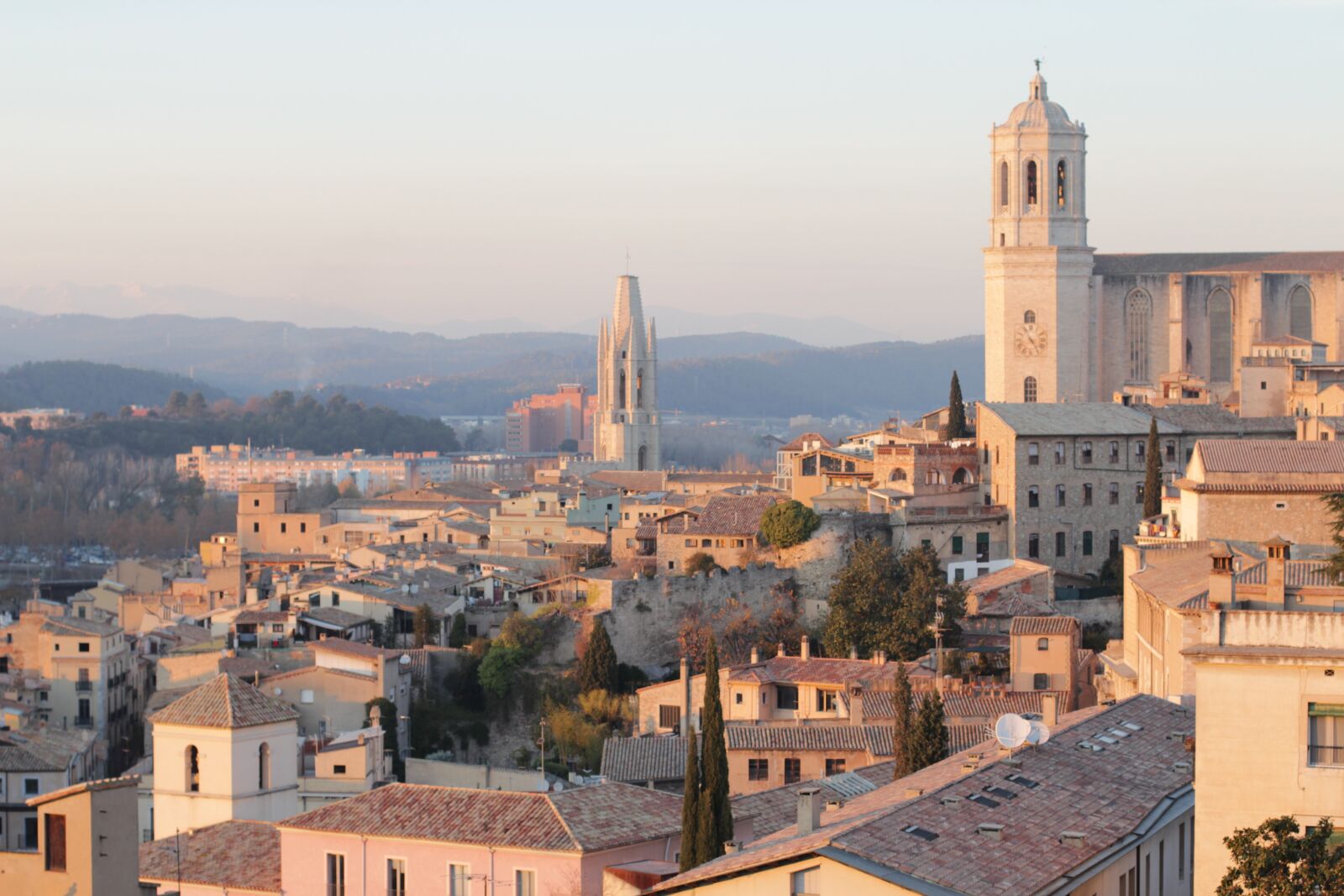Canon EOS 600D (Rebel EOS T3i / EOS Kiss X5) + Canon EF 50mm F1.4 USM sample photo. City, sunset, girona photography