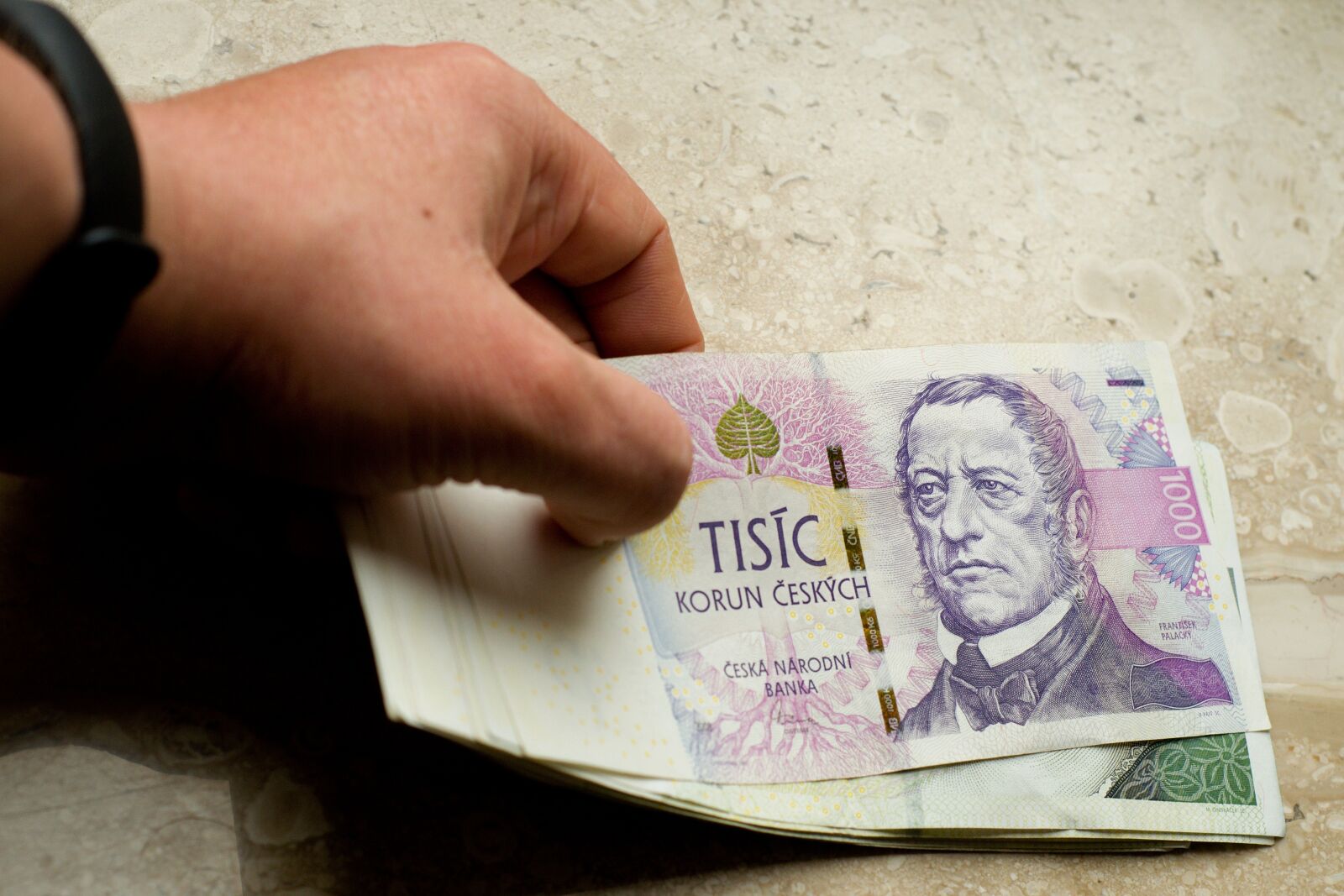 Nikon D7000 sample photo. Money, crown, payment photography