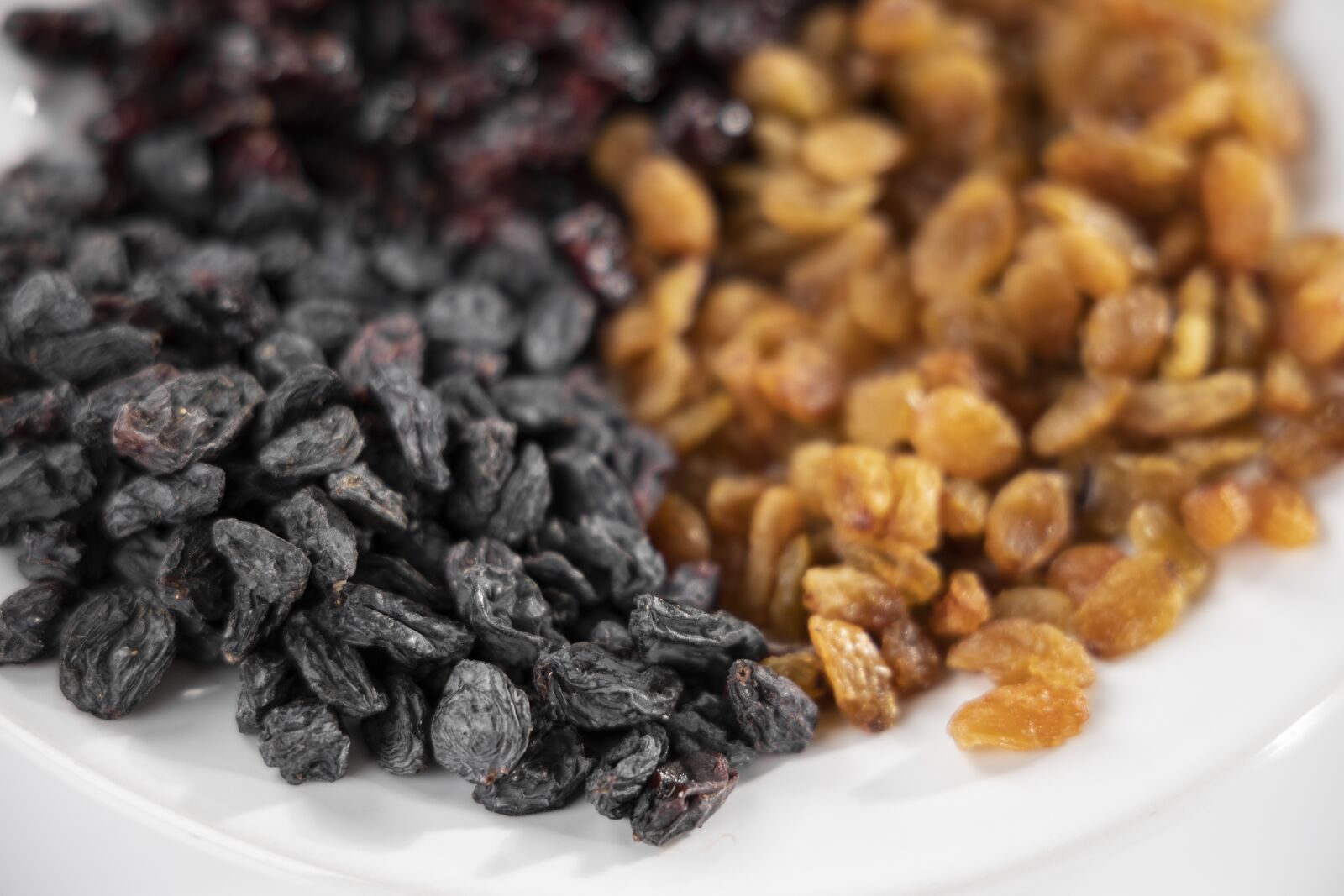 Canon EOS R + Canon RF 24-105mm F4L IS USM sample photo. Raisin, dried fruits and photography