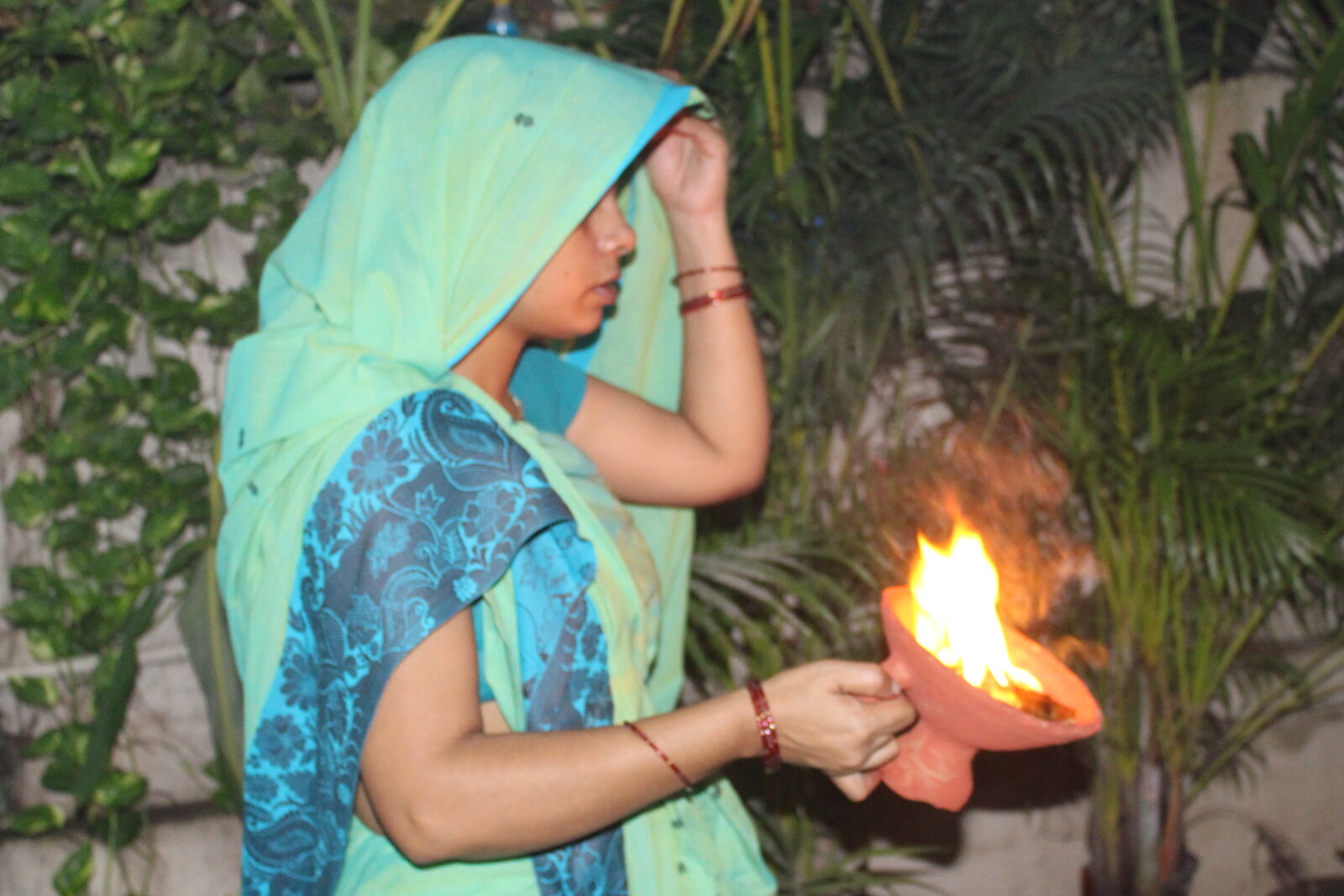 Canon EOS 700D (EOS Rebel T5i / EOS Kiss X7i) sample photo. Beautiful, woman, deepavali, diwali photography
