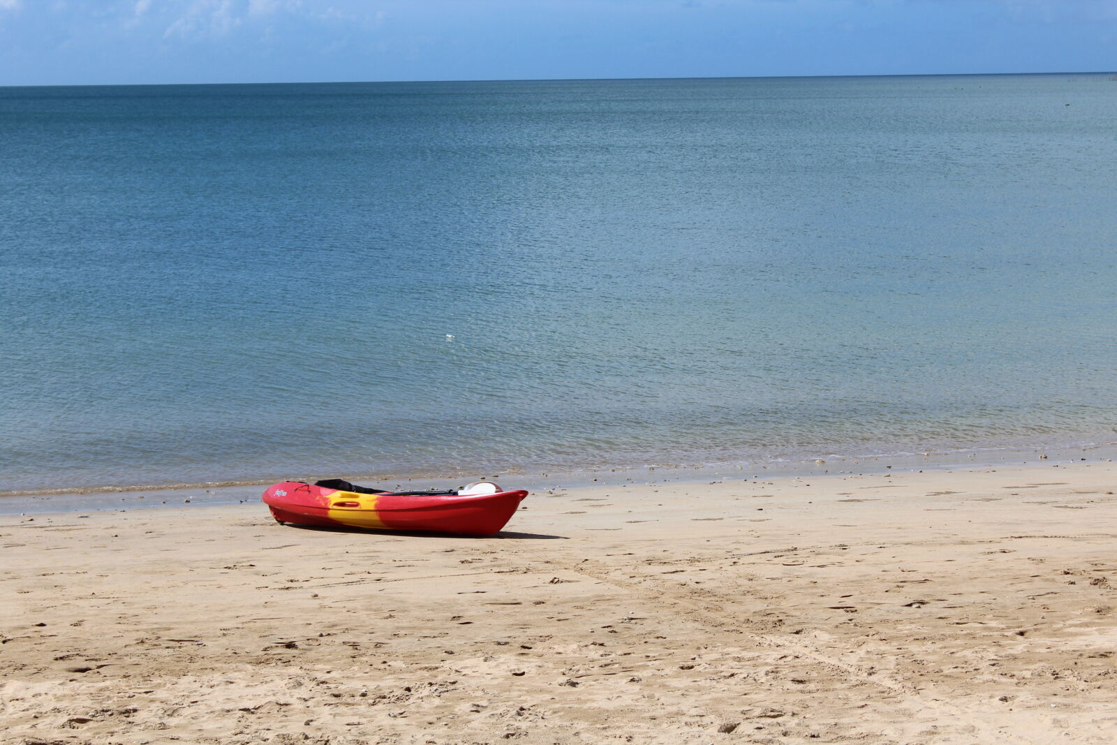 Canon EOS 1200D (EOS Rebel T5 / EOS Kiss X70 / EOS Hi) sample photo. Beach, day, kayak, ocean photography